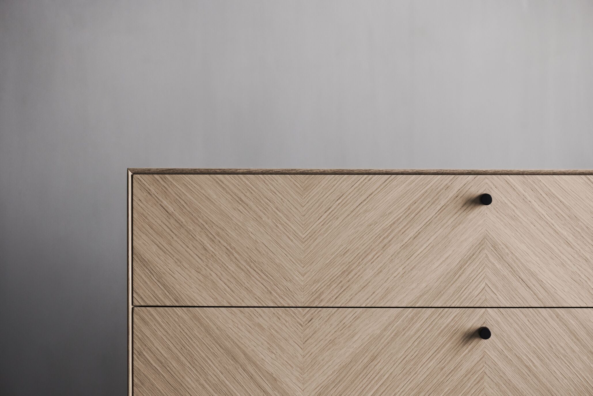 Komoda LUXE czarne drewno dębowe z czarną podstawą