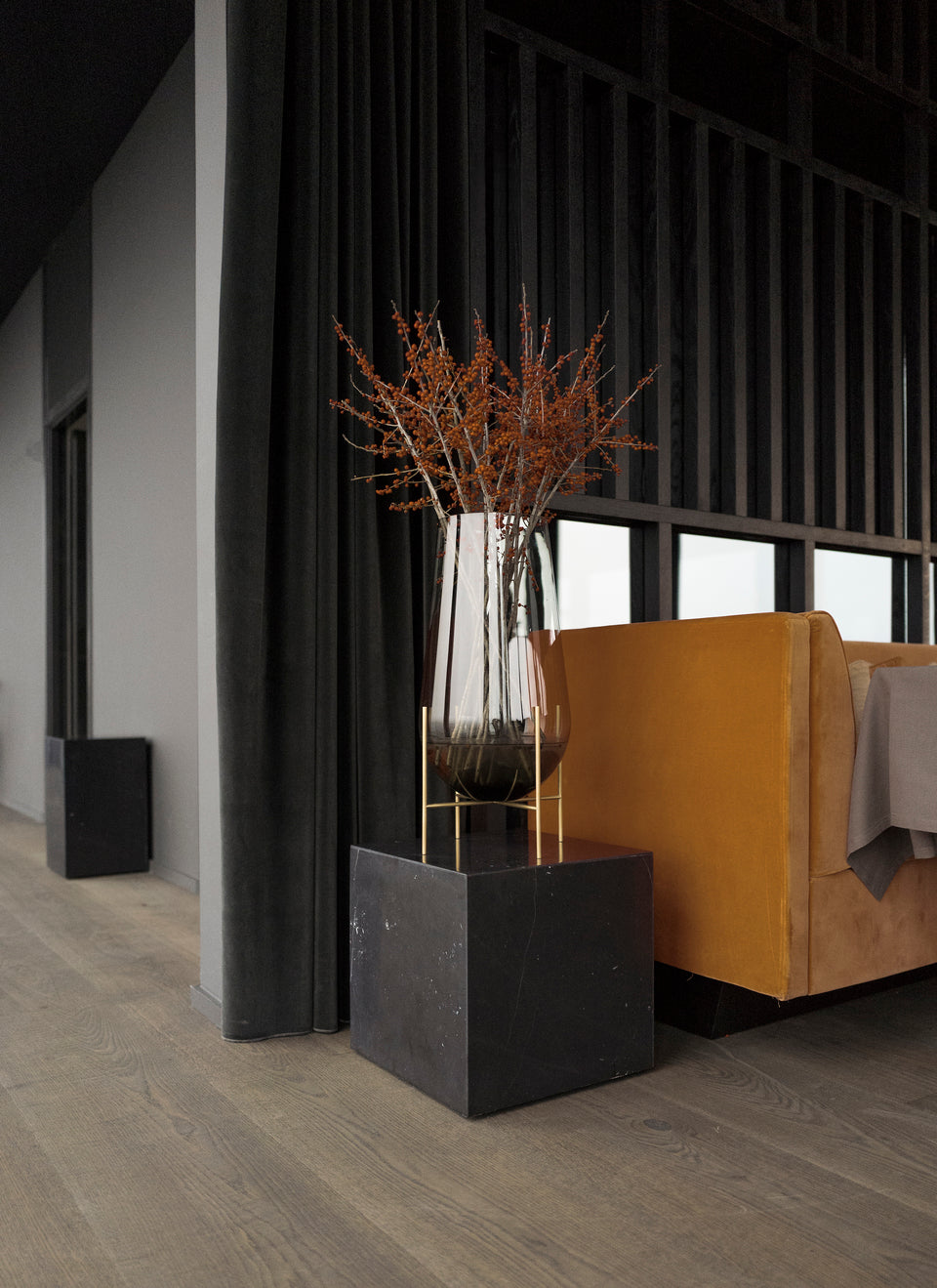 Stolik boczny PLINTH CUBIC brązowy marmur