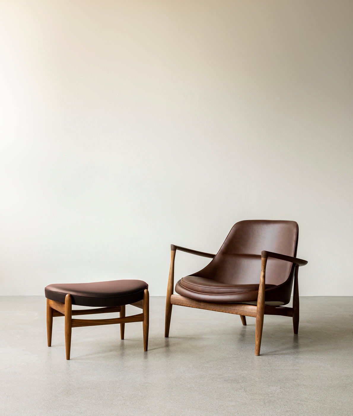 Fußhocker ELIZABETH braunes Leder mit Nussbaumfuß
