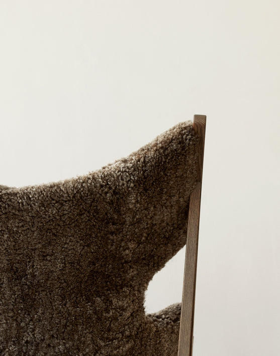 Fotel KNITTING ciemnobrązowa skóra owcza z ciemną dębową podstawą