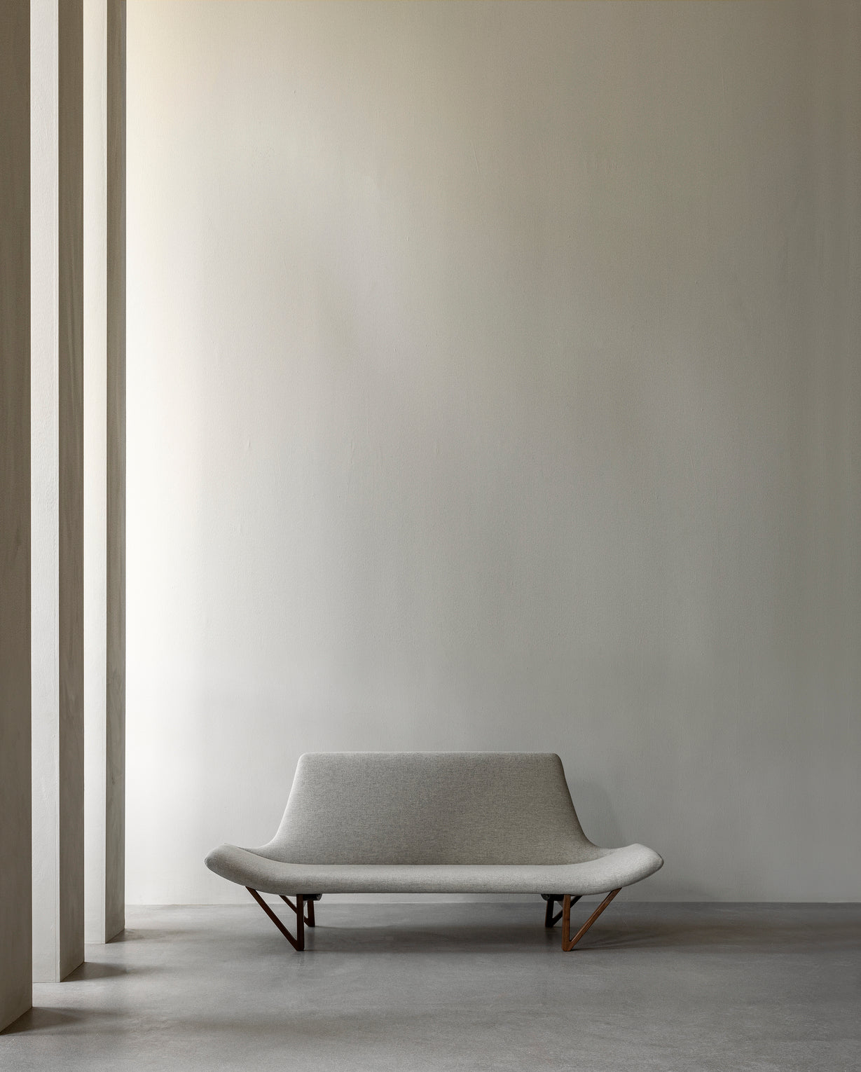 Sofa PAGODE szary z dębową podstawą