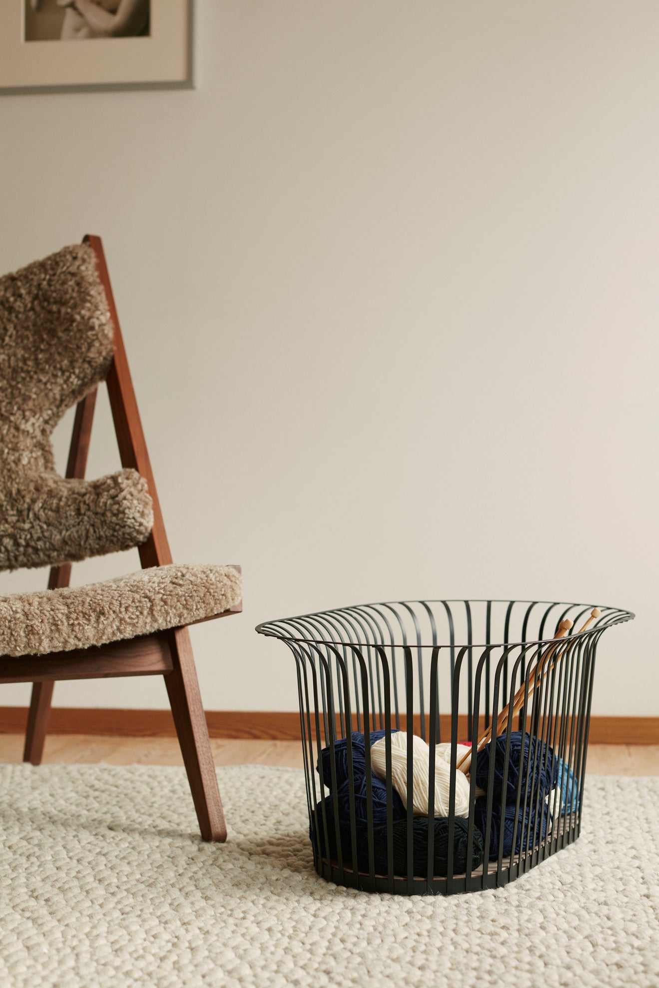 Fotel KNITTING ciemnobrązowa skóra owcza z ciemną dębową podstawą