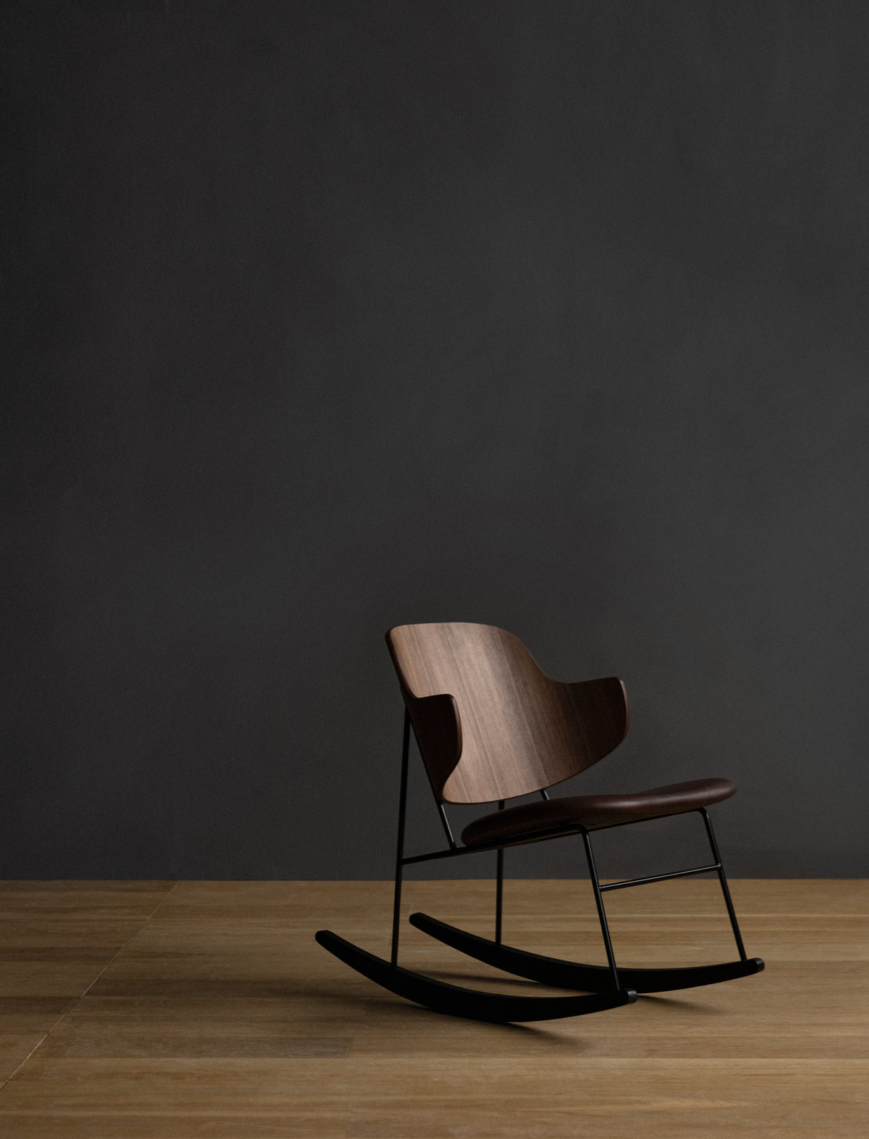 PENGUIN rocking chair walnut veneer