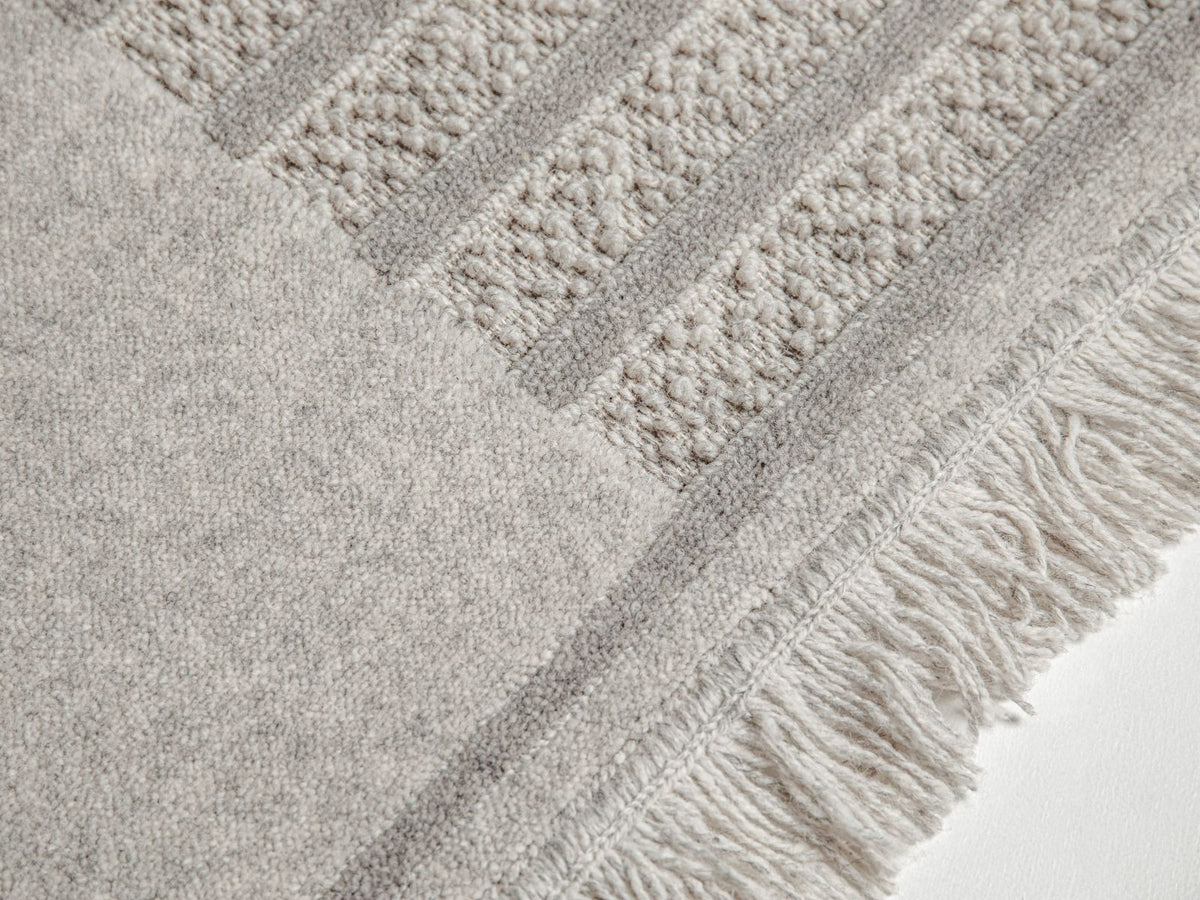Dywan wełniany FORM jasnoszary – ujęcie 3