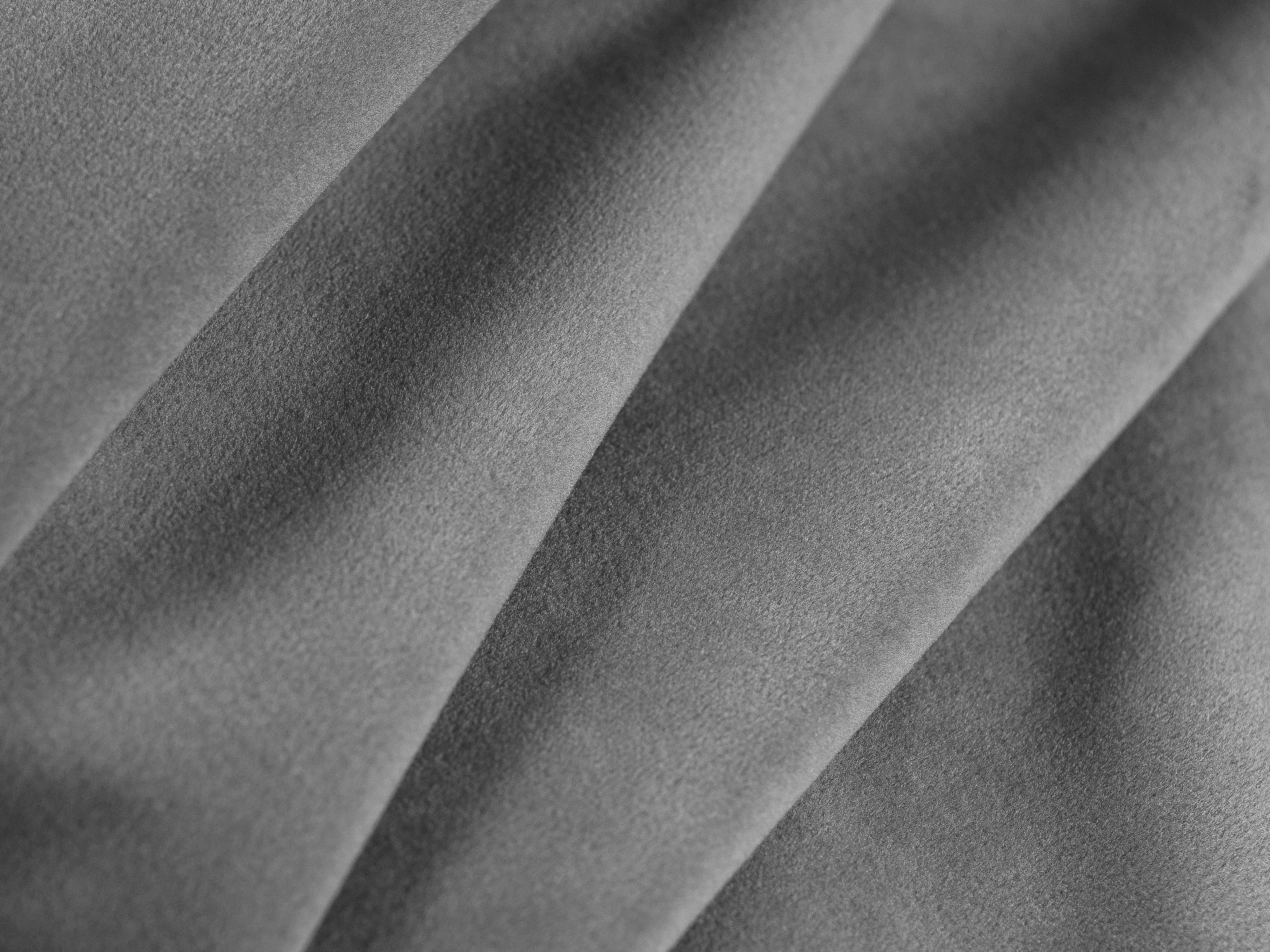 Linksseitiges, samtiges L-förmiges Sofa BEMY in Grau