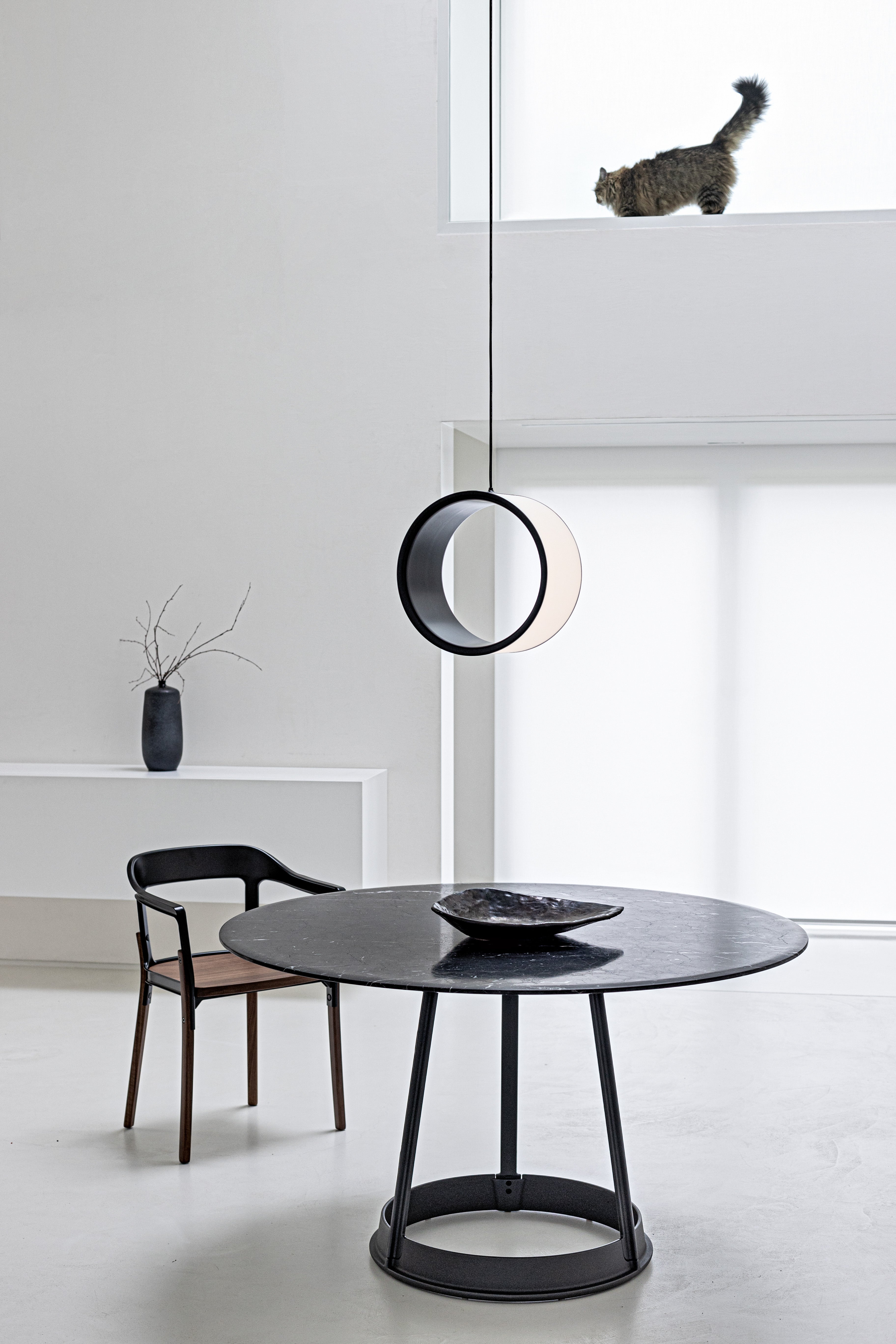 Round table BRUT white marble with red base