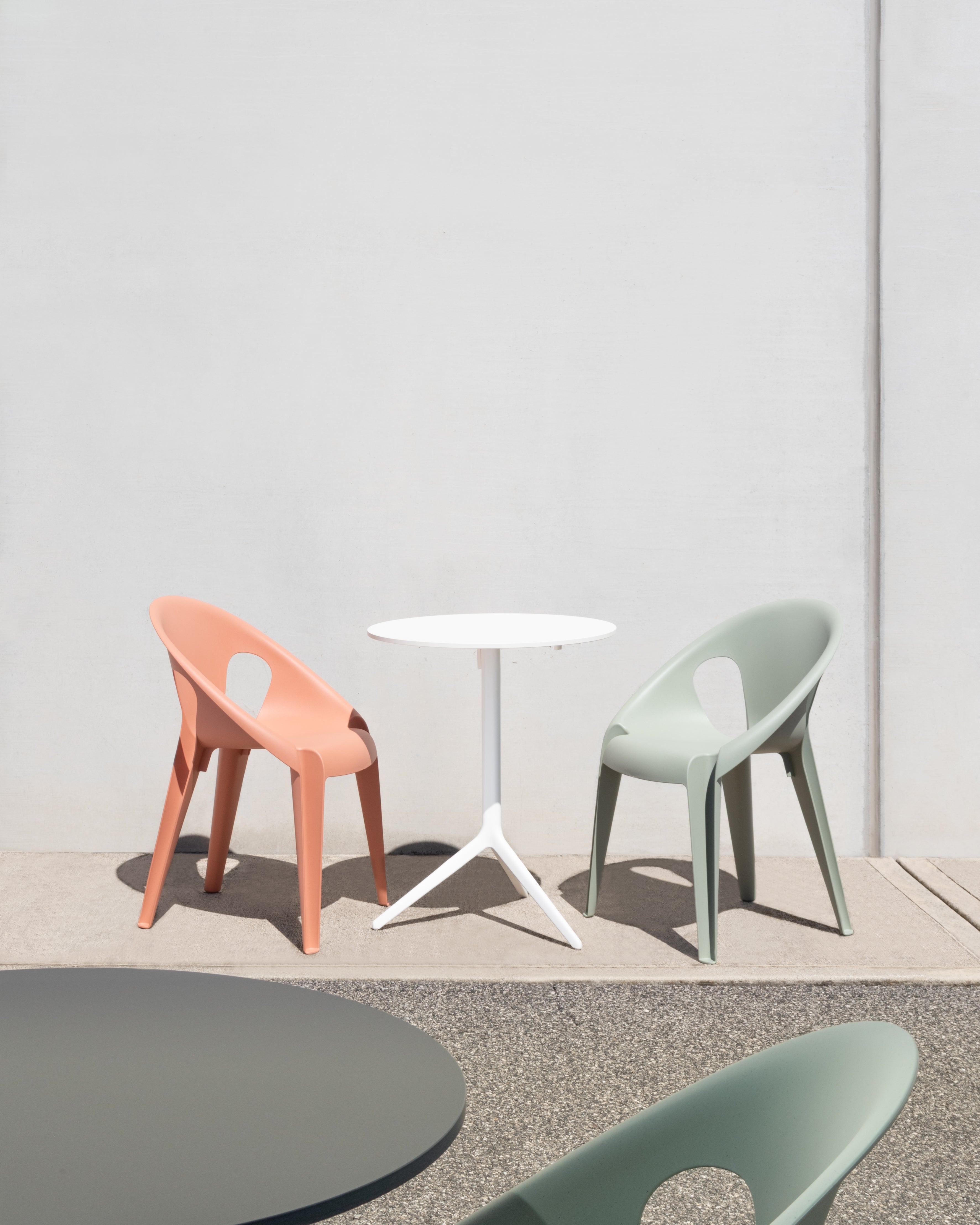 Round outdoor table CENTRAL white