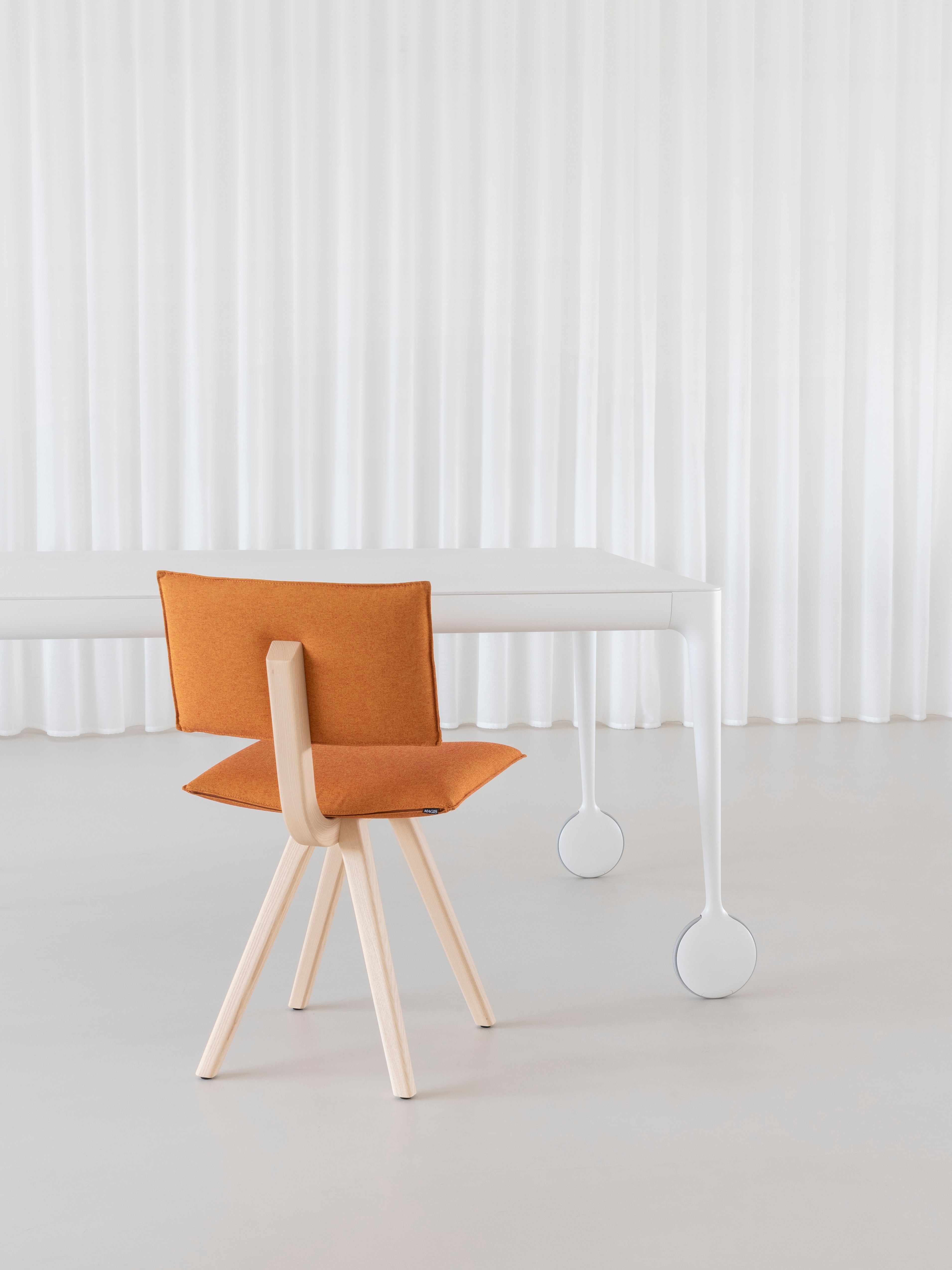 TRAVE upholstered chair with an ash base