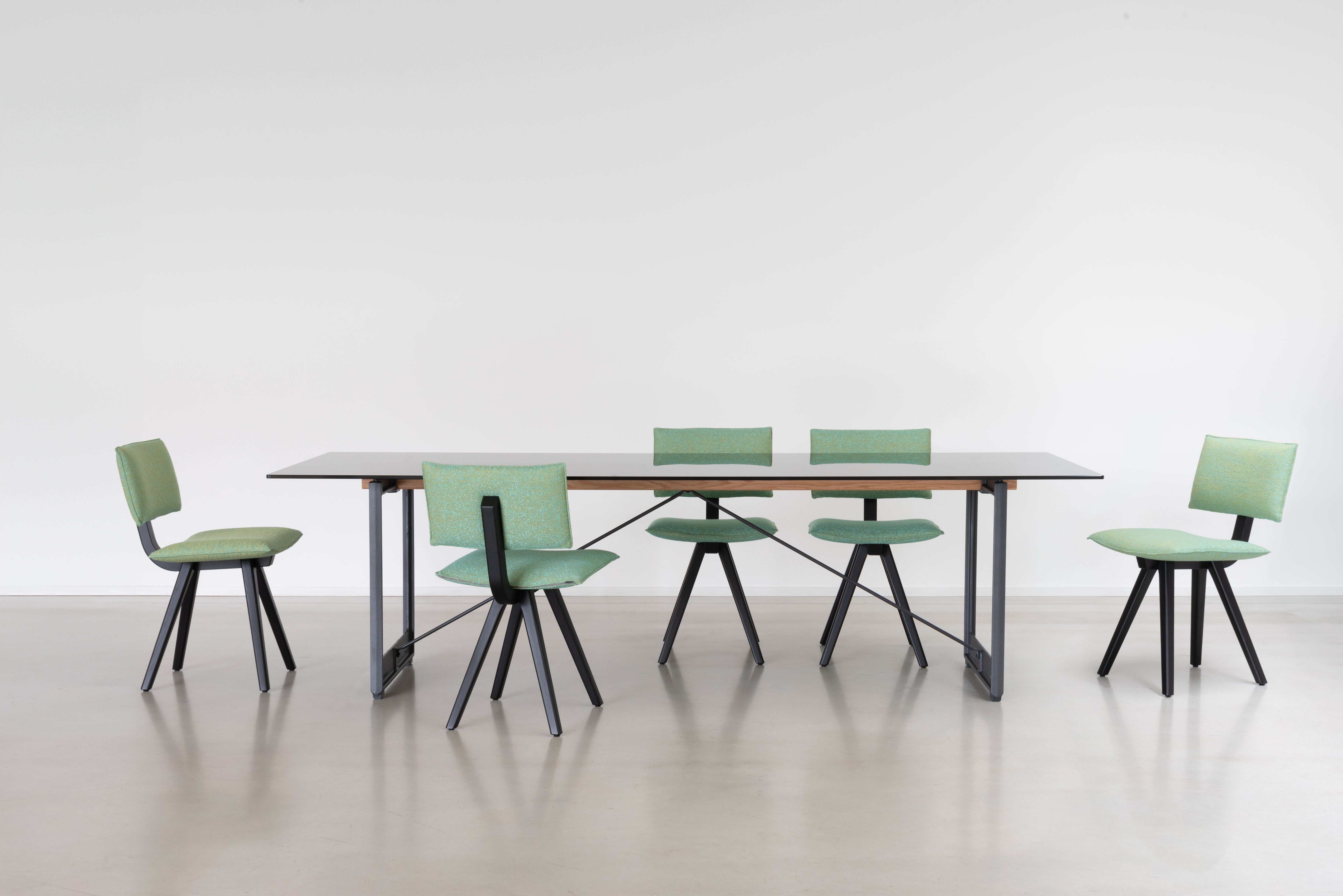 TRAVE upholstered chair with an ash base