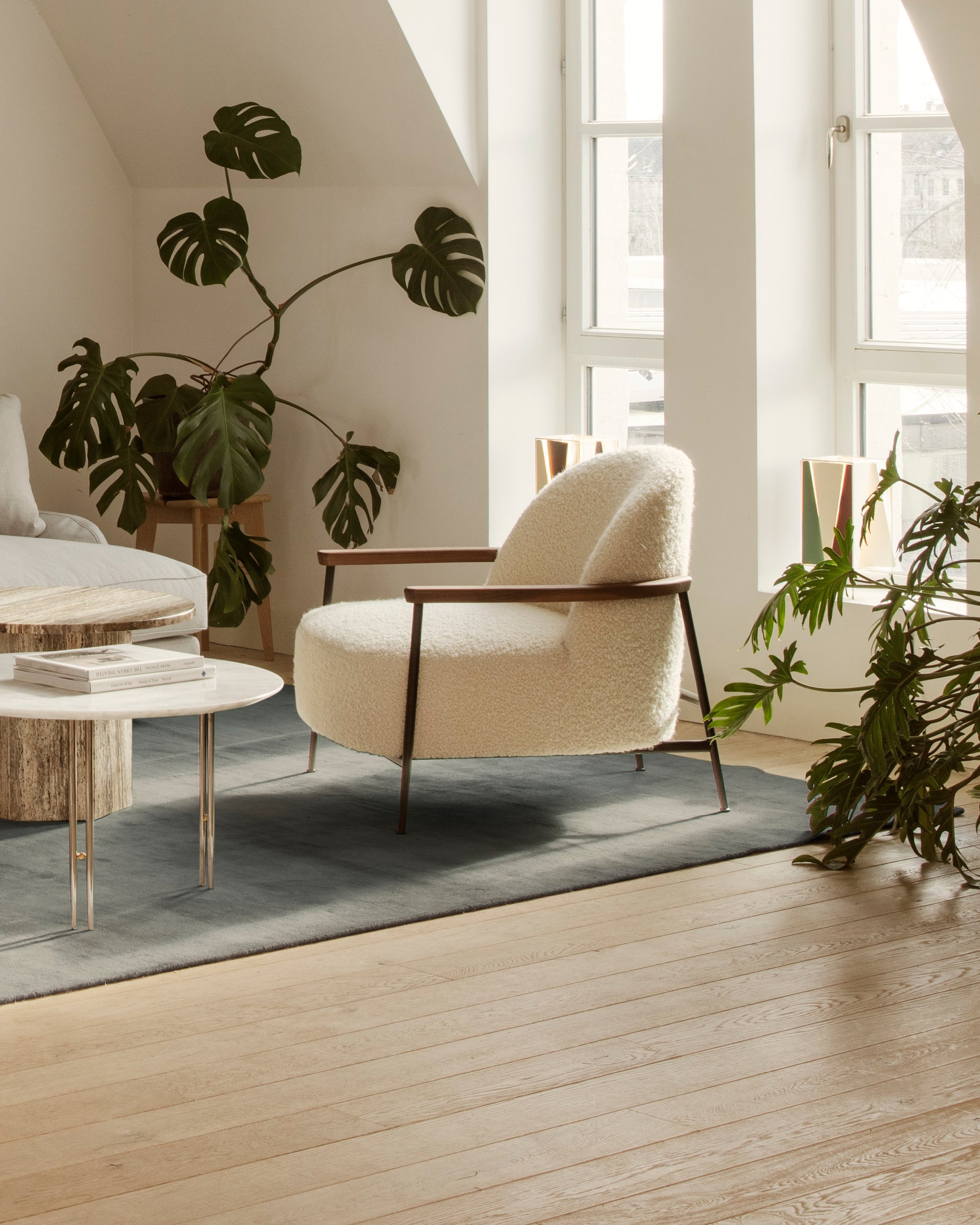 SEJOUR upholstered armchair with a brass base