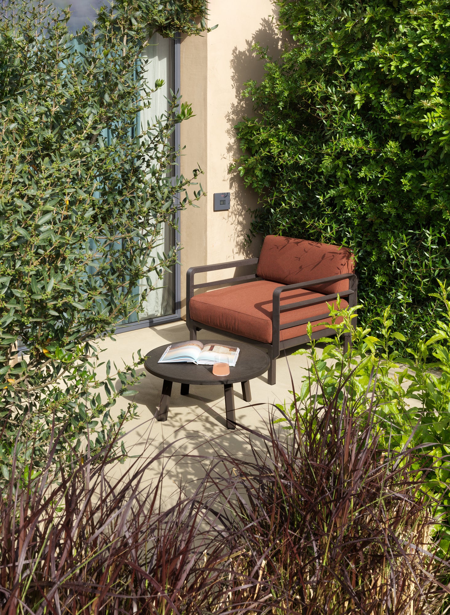 MAXIMO Round Outdoor Side Table in Earthy Brown