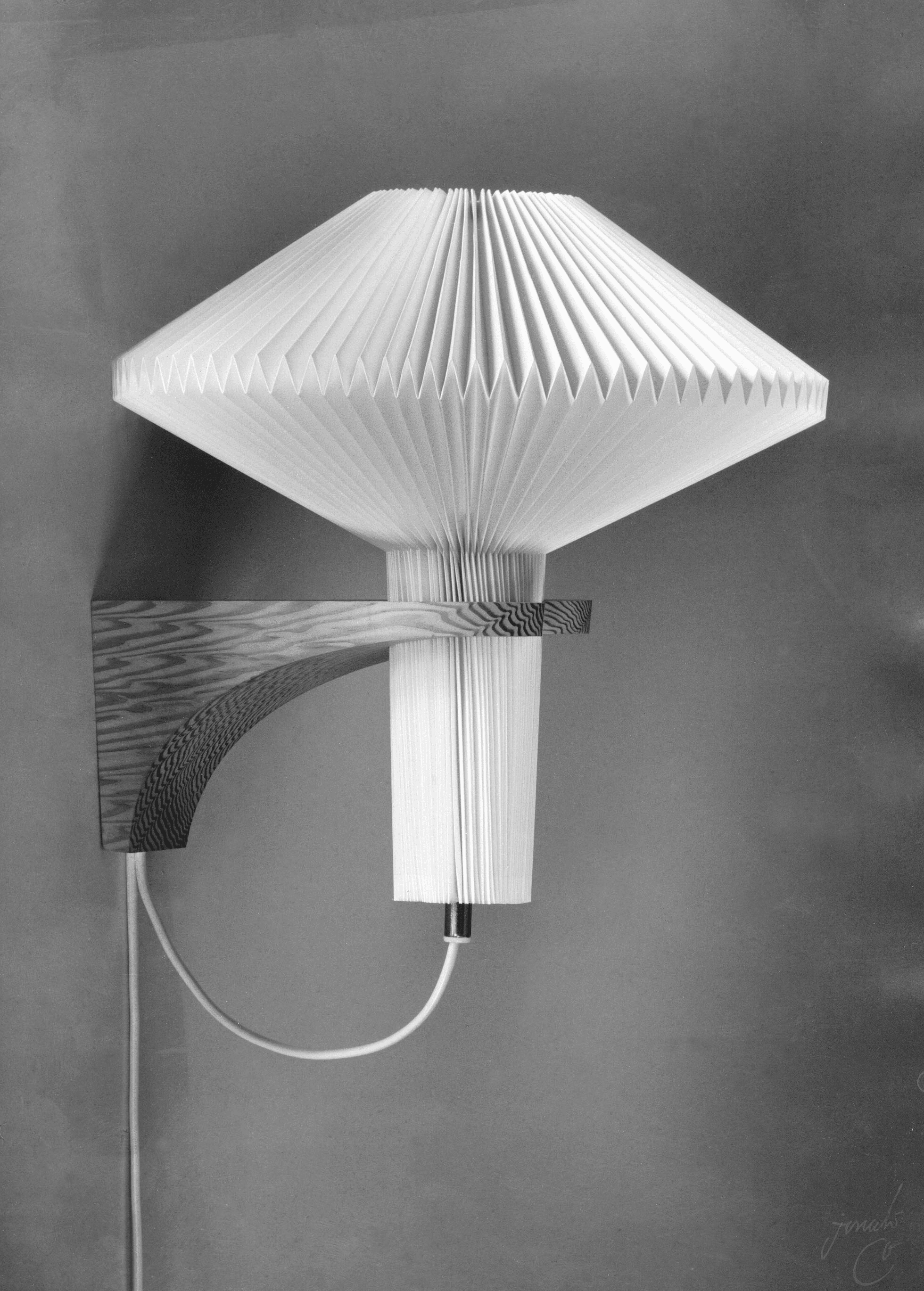 Lampa ścienna MODEL 204 MUSHROOM biały z ciemną dębową podstawą