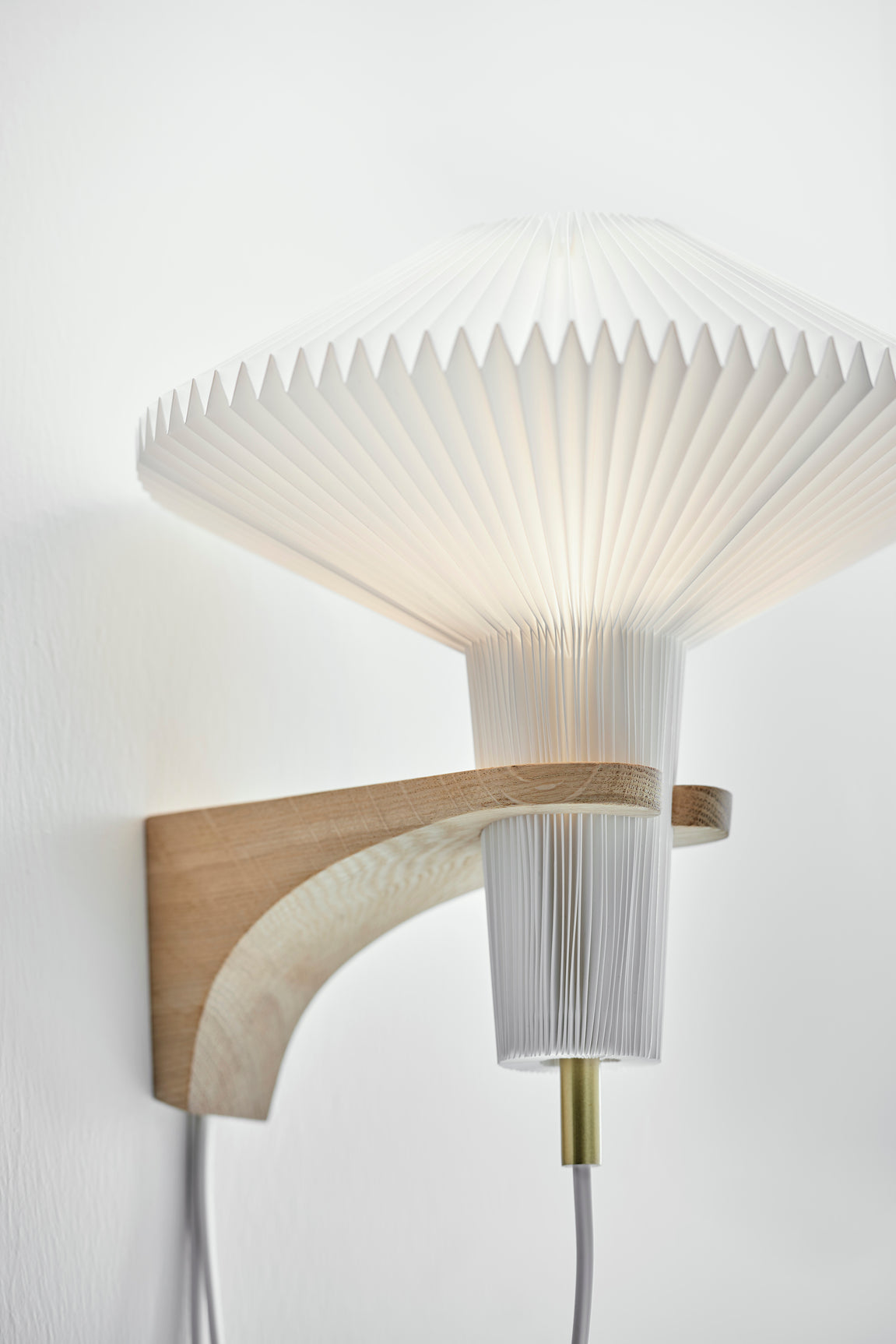 Lampa ścienna MODEL 204 MUSHROOM biały z ciemną dębową podstawą