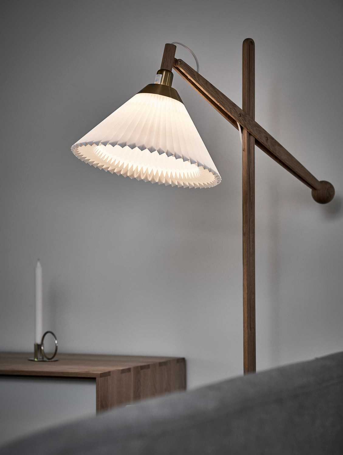 Lampa podłogowa MODEL 325 biały z jasną dębową podstawą