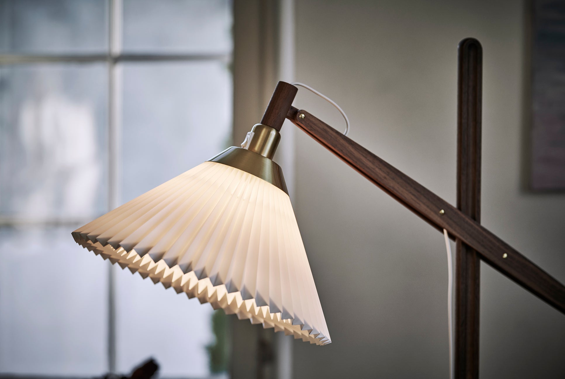 Lampa podłogowa MODEL 325 biały z jasną dębową podstawą