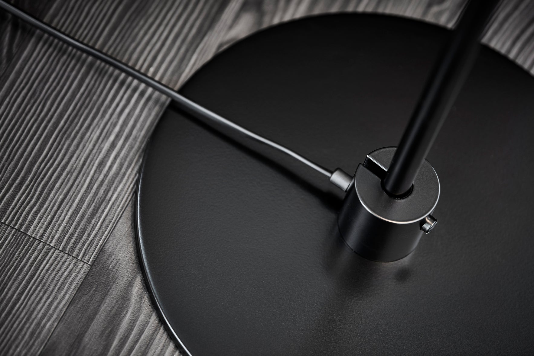 Lampa podłogowa MODEL 368 biały z czarną podstawą