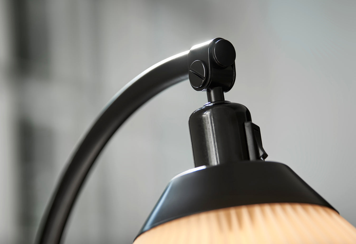 Lampa podłogowa MODEL 368 biały z czarną podstawą