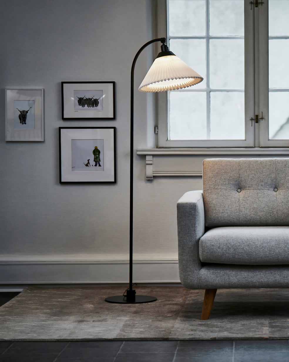 Lampa podłogowa MODEL 368 biały z czarną podstawą