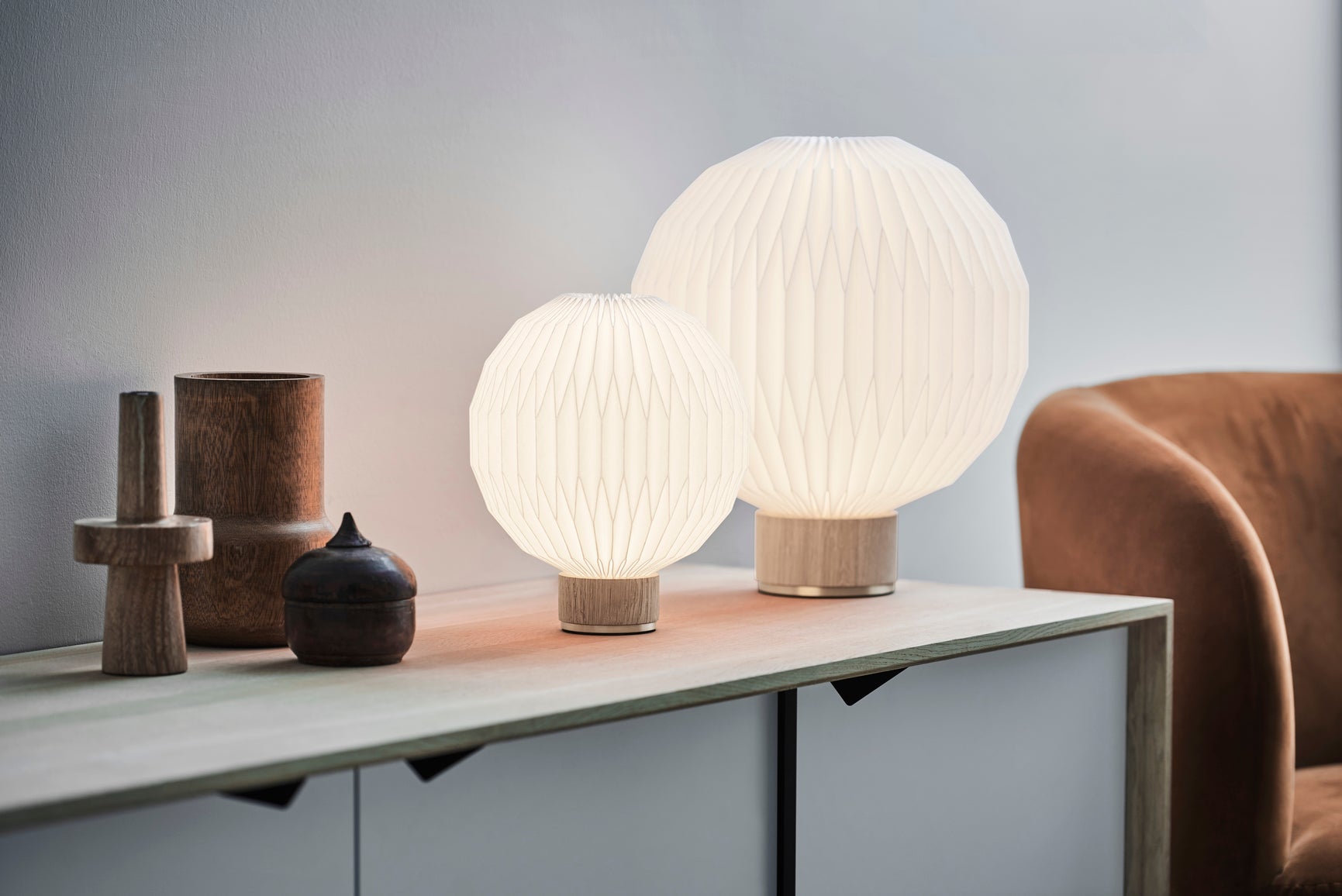 Lampa stołowa MODEL 375 biały z jasną dębową podstawą