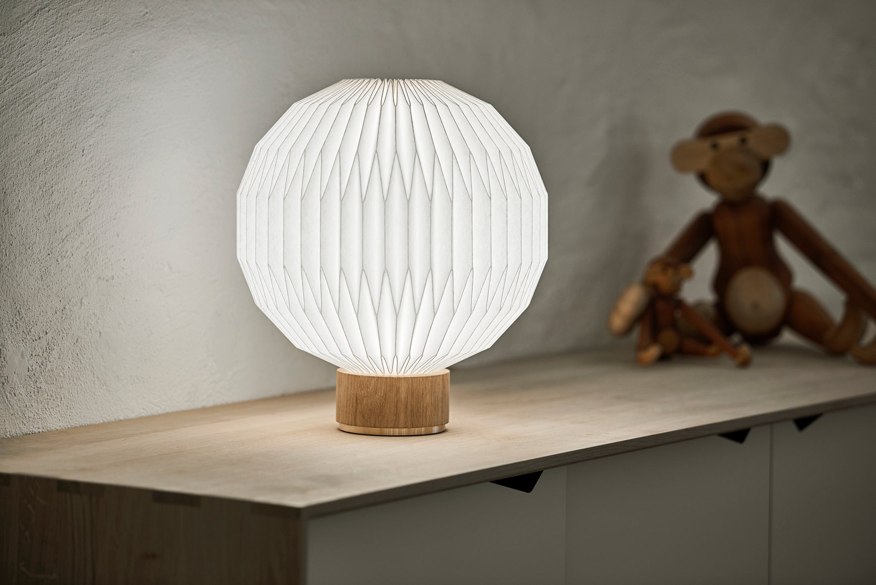 Lampa stołowa MODEL 375 biały z jasną dębową podstawą