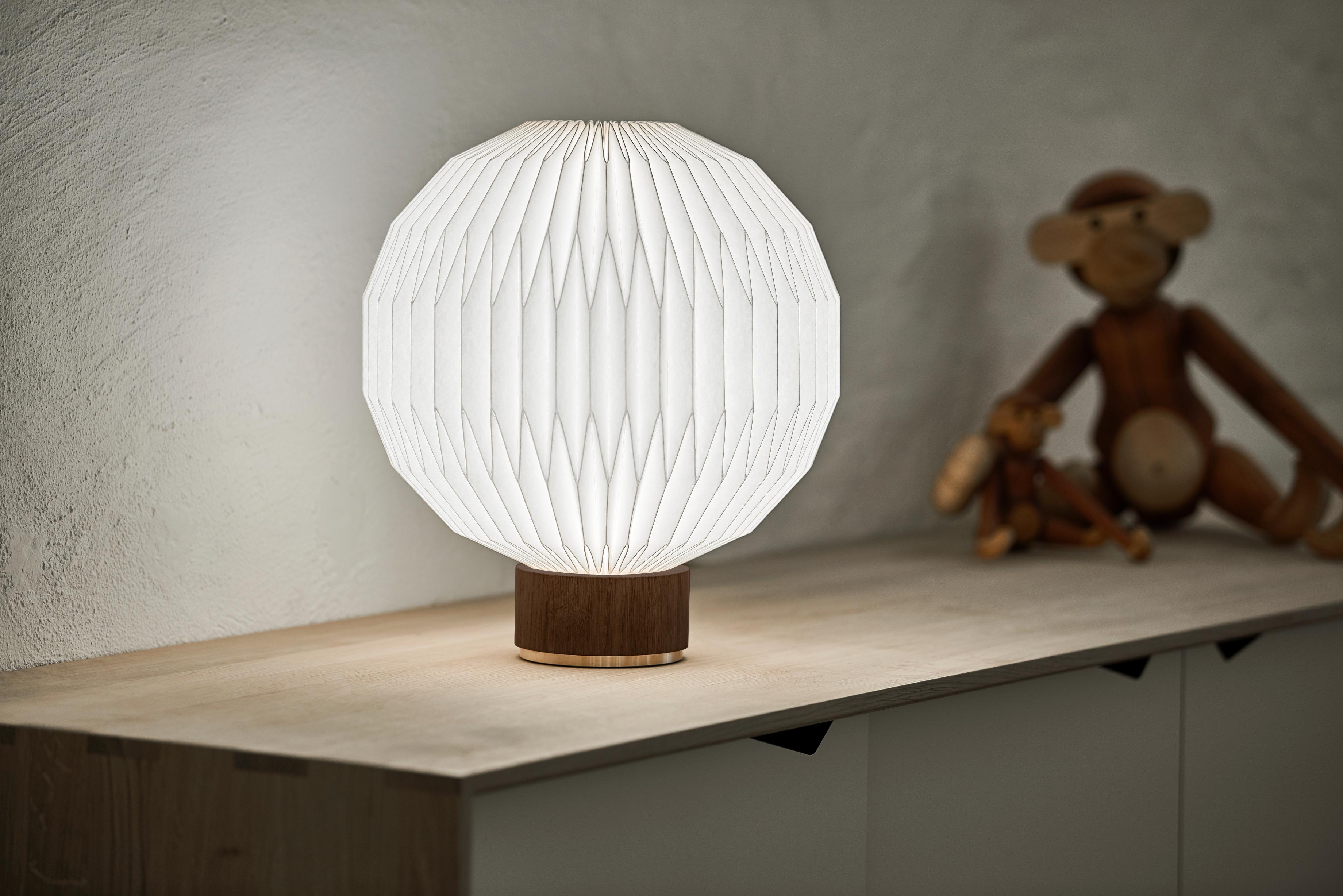 Lampa stołowa MODEL 375 biały z dymioną dębową podstawą