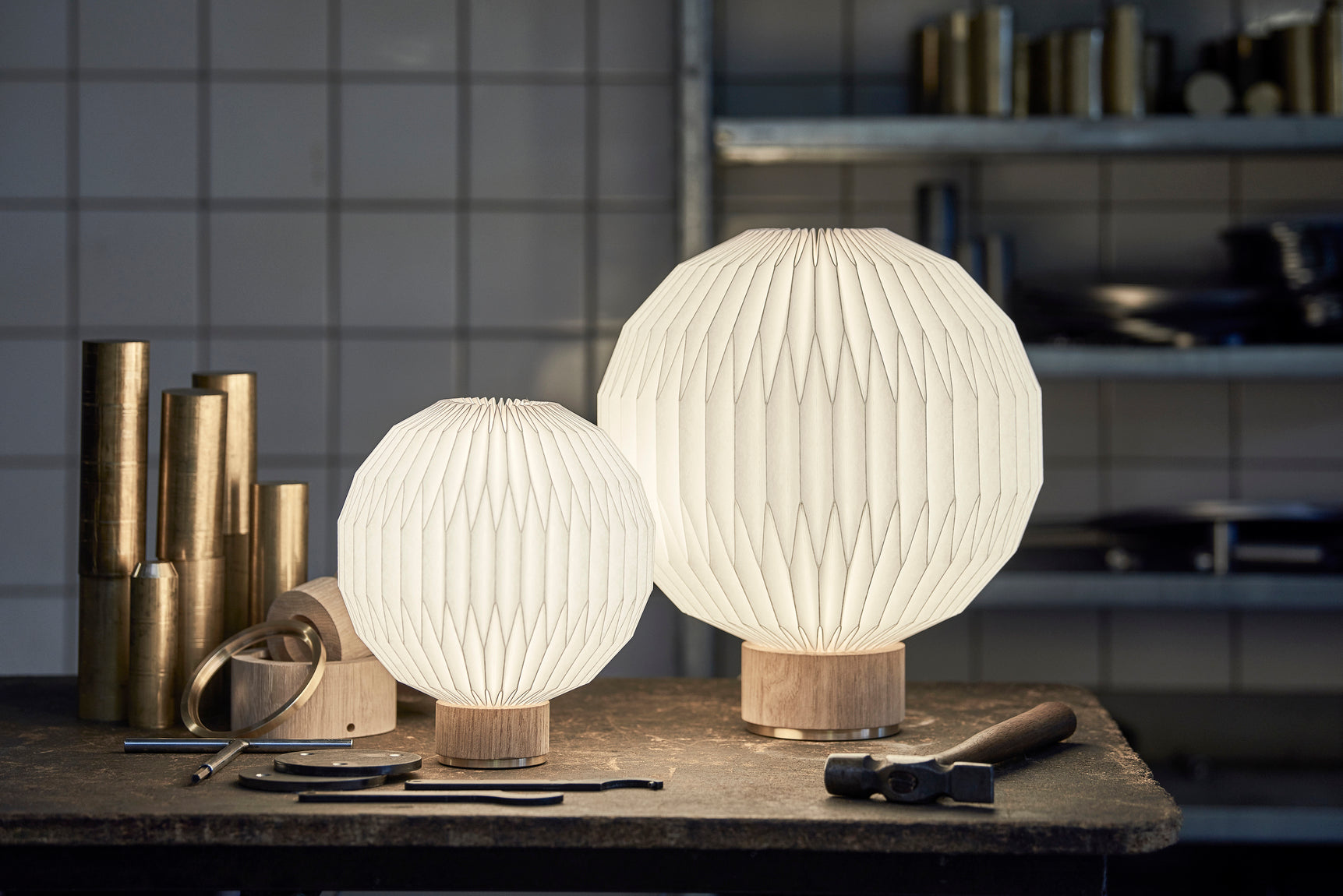 Lampa stołowa MODEL 375 biały z jasną dębową podstawą