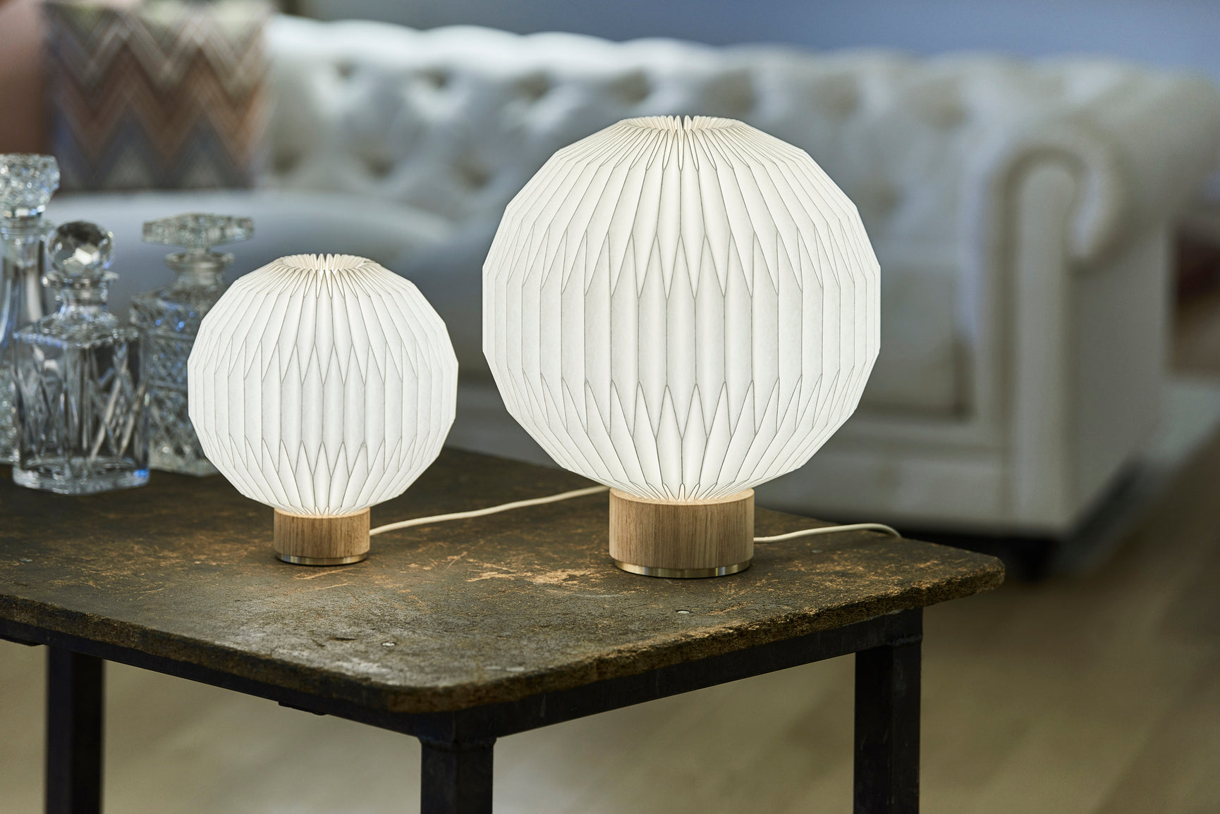 Lampa stołowa MODEL 375 biały z jasną dębową podstawą