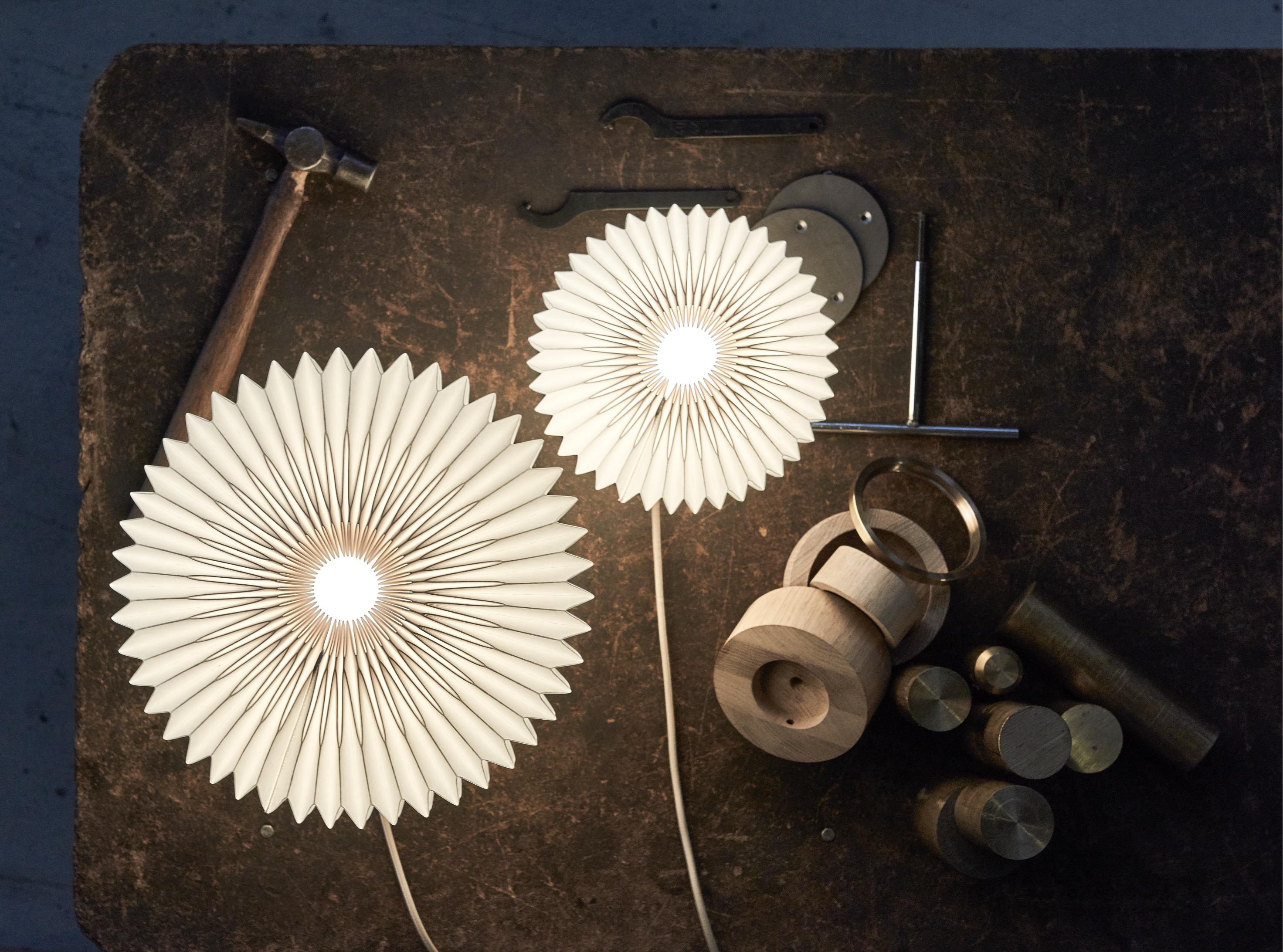 Lampa stołowa MODEL 375 biały z dymioną dębową podstawą