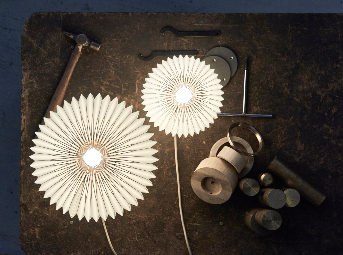 Lampa stołowa MODEL 375 biały z jasną dębową podstawą