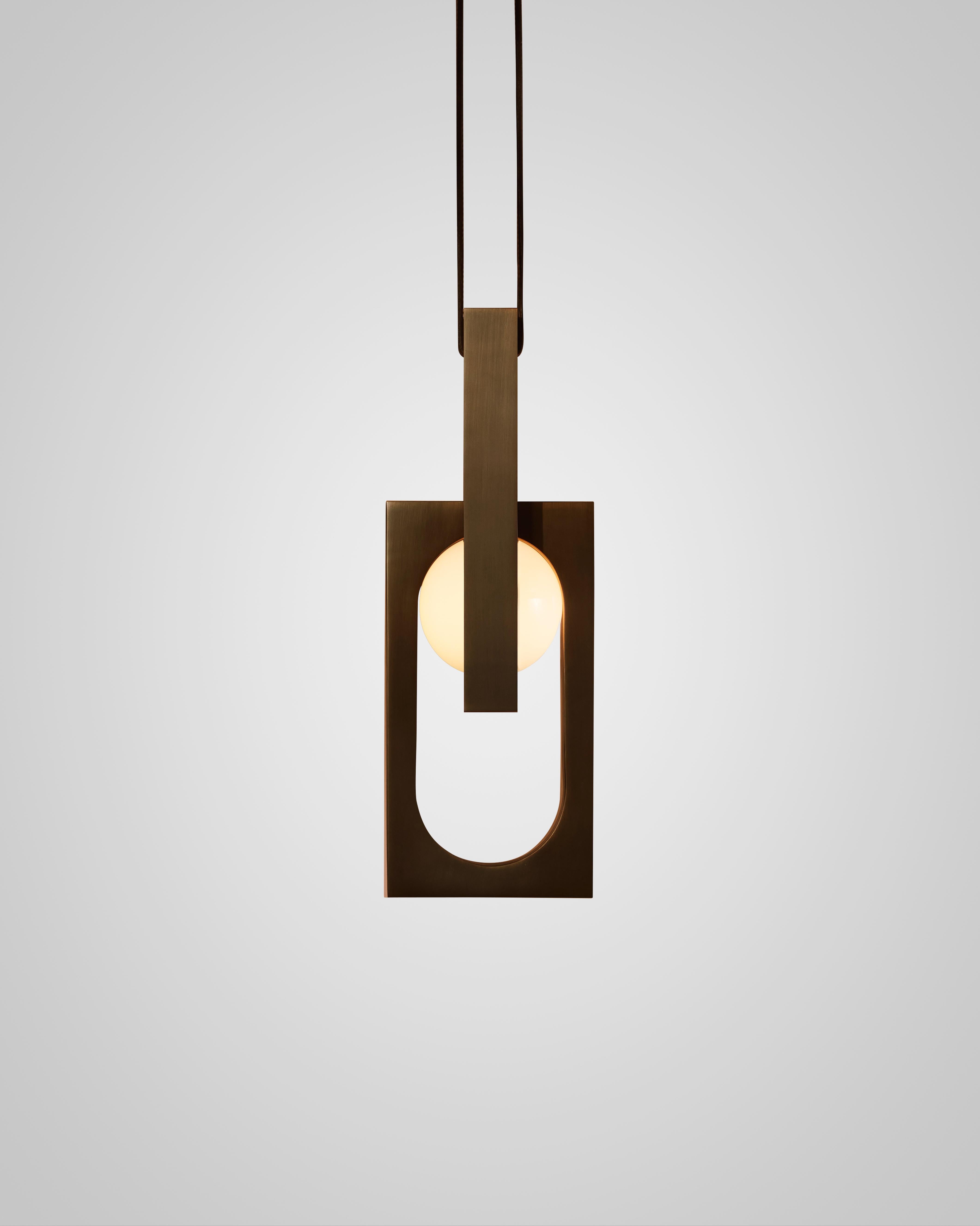 Lampa wisząca MYTHOS DUO opalowy klosz z czernionym mosiądzem