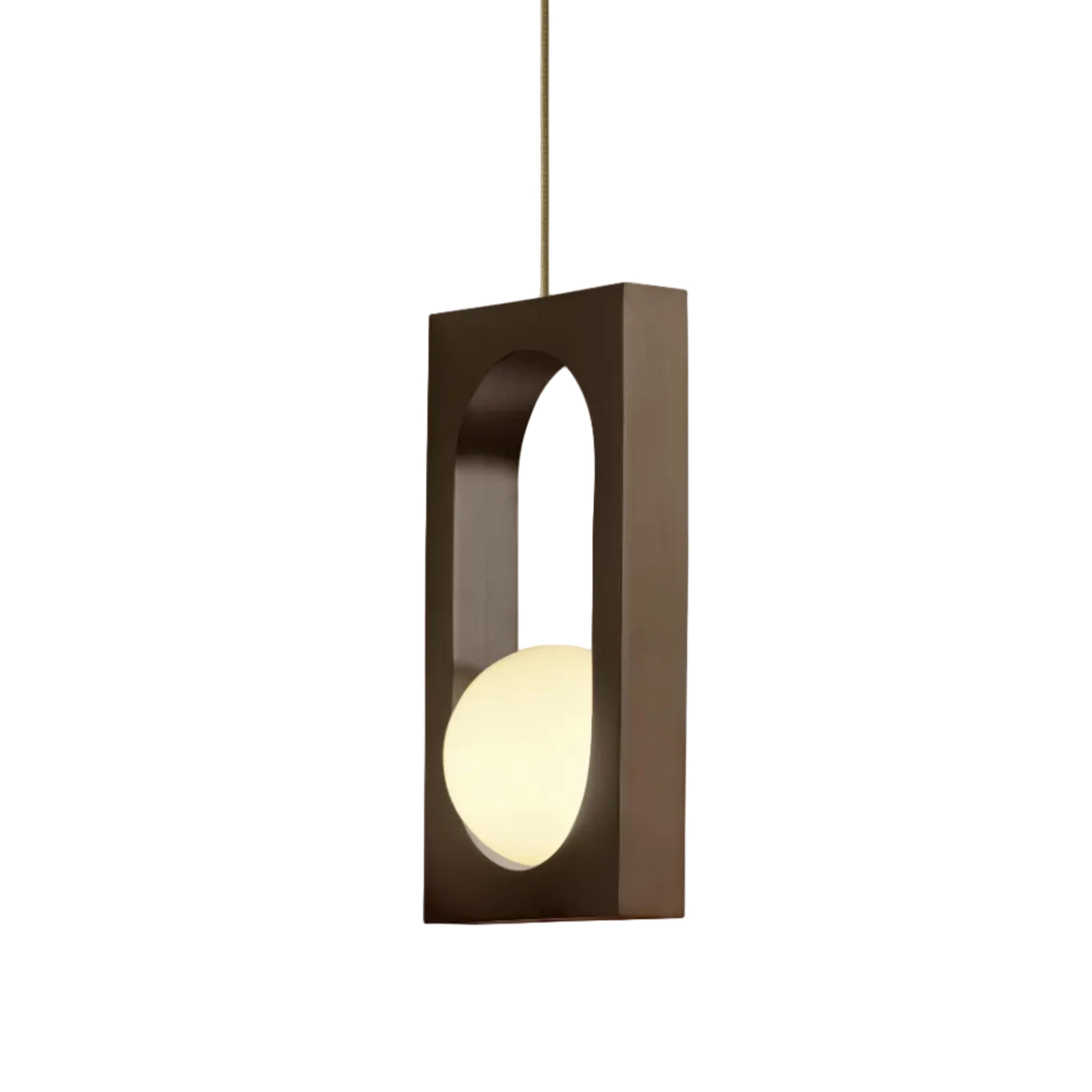 Lampa wisząca MYTHOS opalowy klosz z czernionym mosiądzem