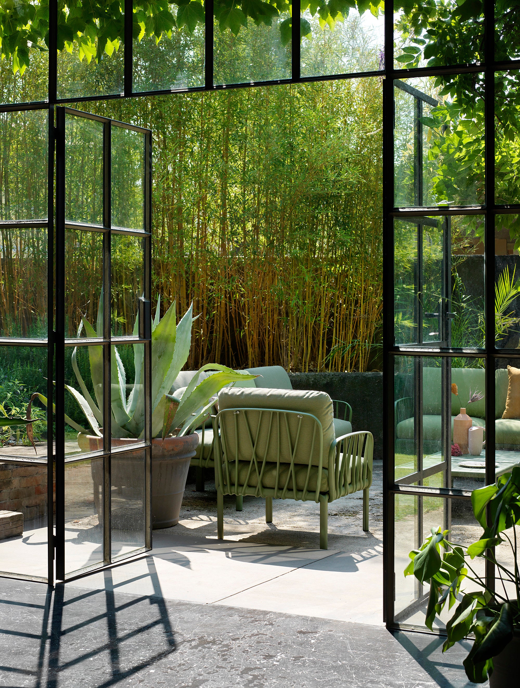 Fotel zewnętrzny KOMODO błękitny Sunbrella® z agave zieloną podstawą