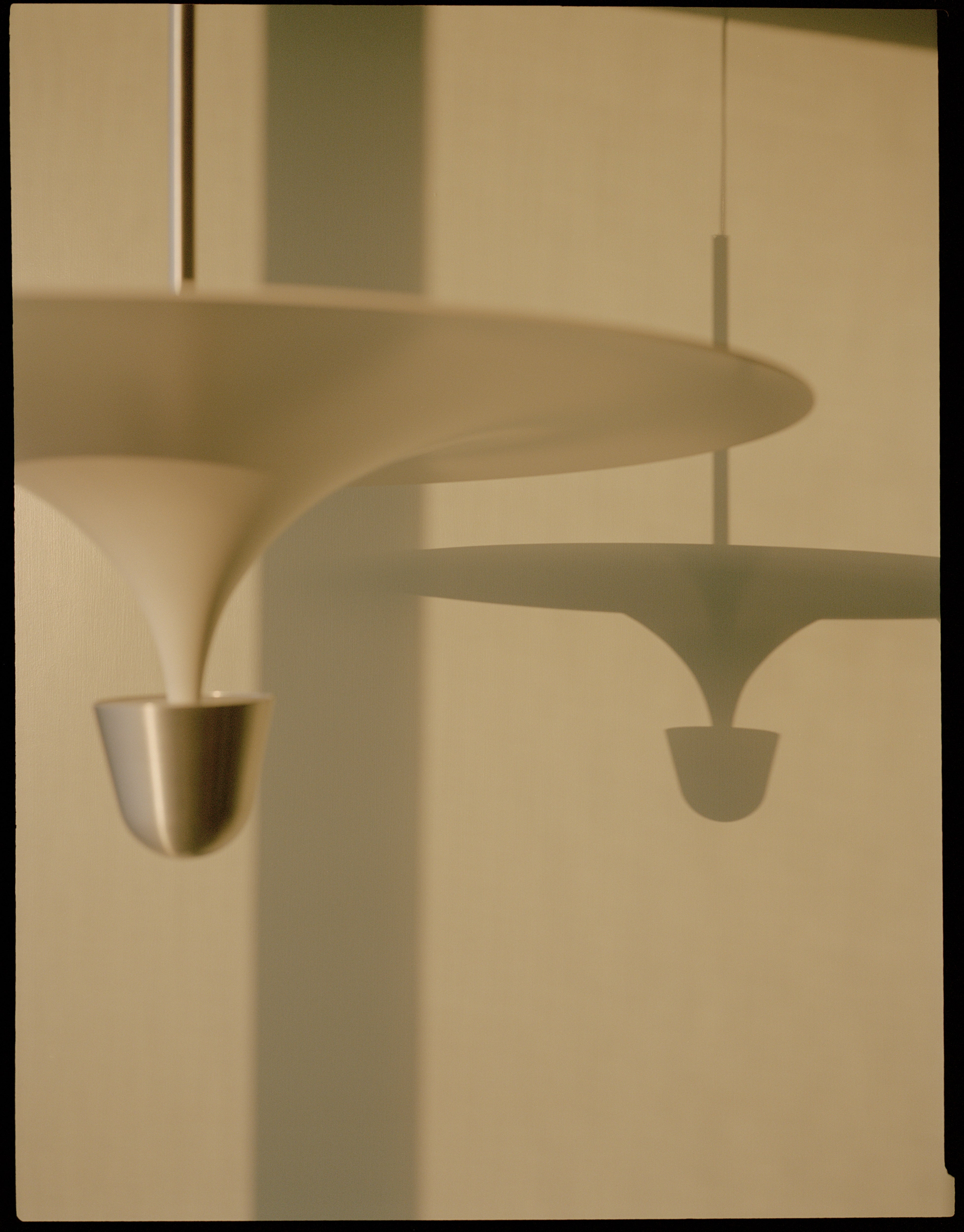 Lampa wisząca KANTARELL biały z niklowanym wykończeniem