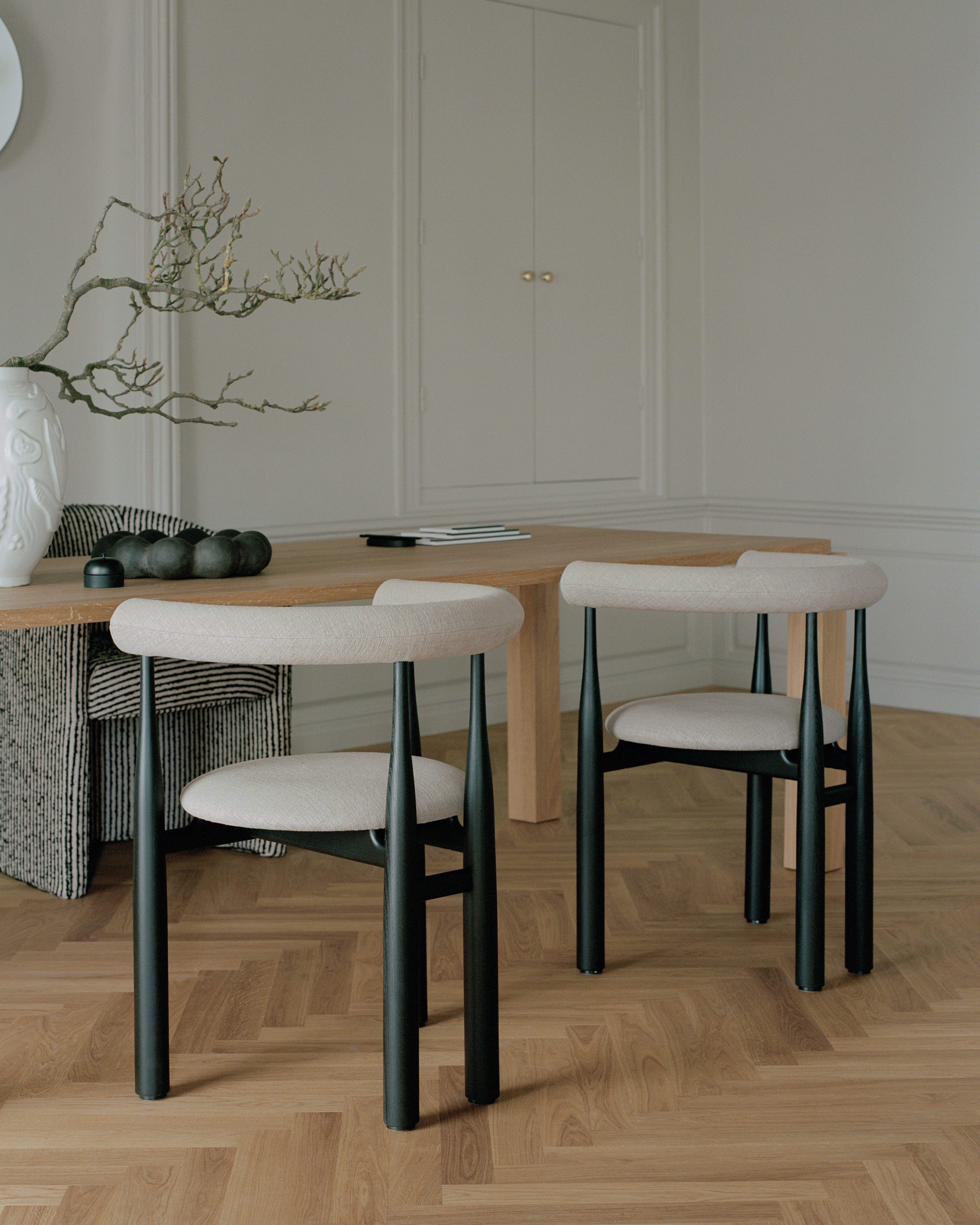 Krzesło BUKOWSKI FULLY tapicerowane z czarną bukową podstawą