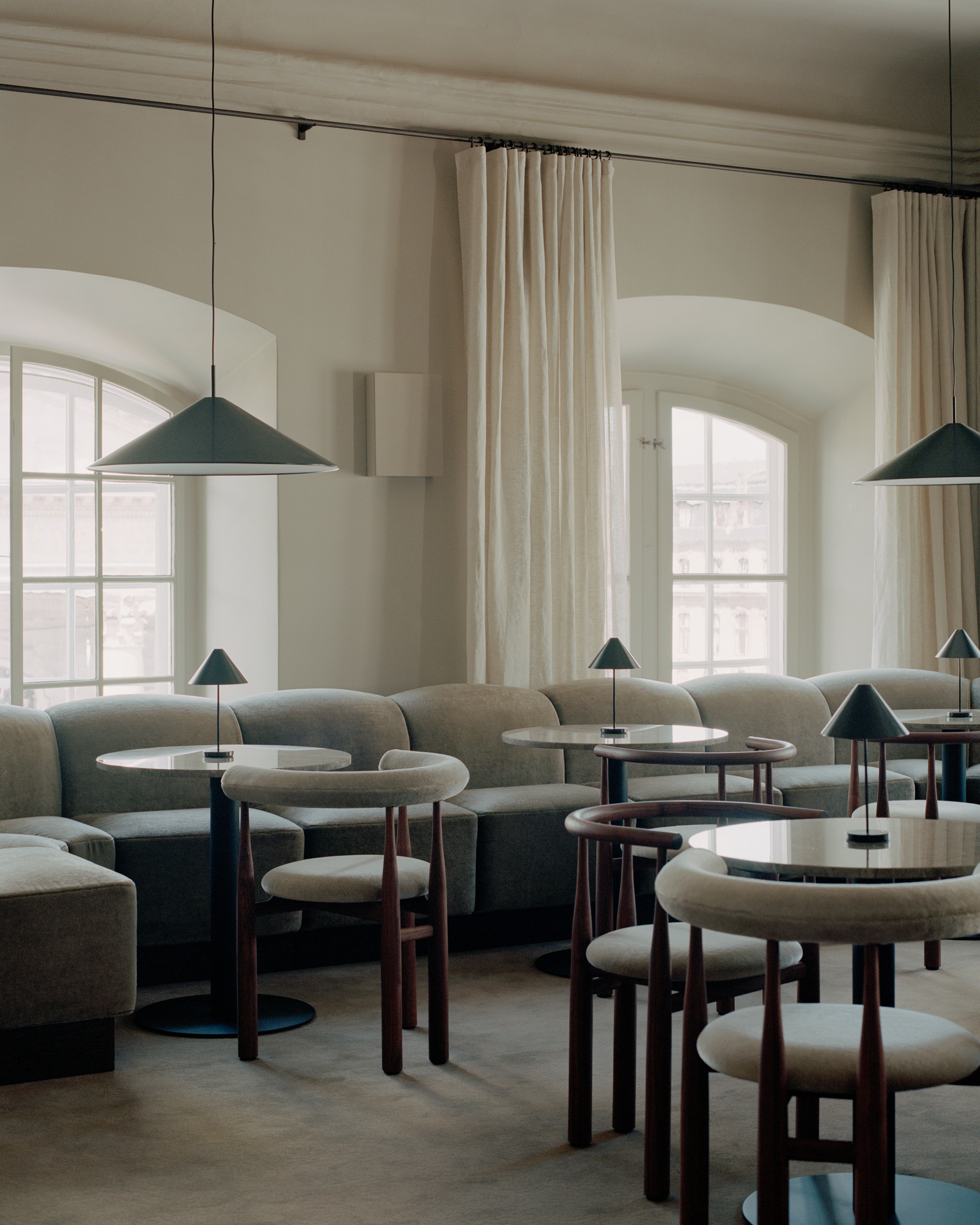 Vollständig gepolsterter BUKOWSKI Stuhl mit Nussbaumfuß