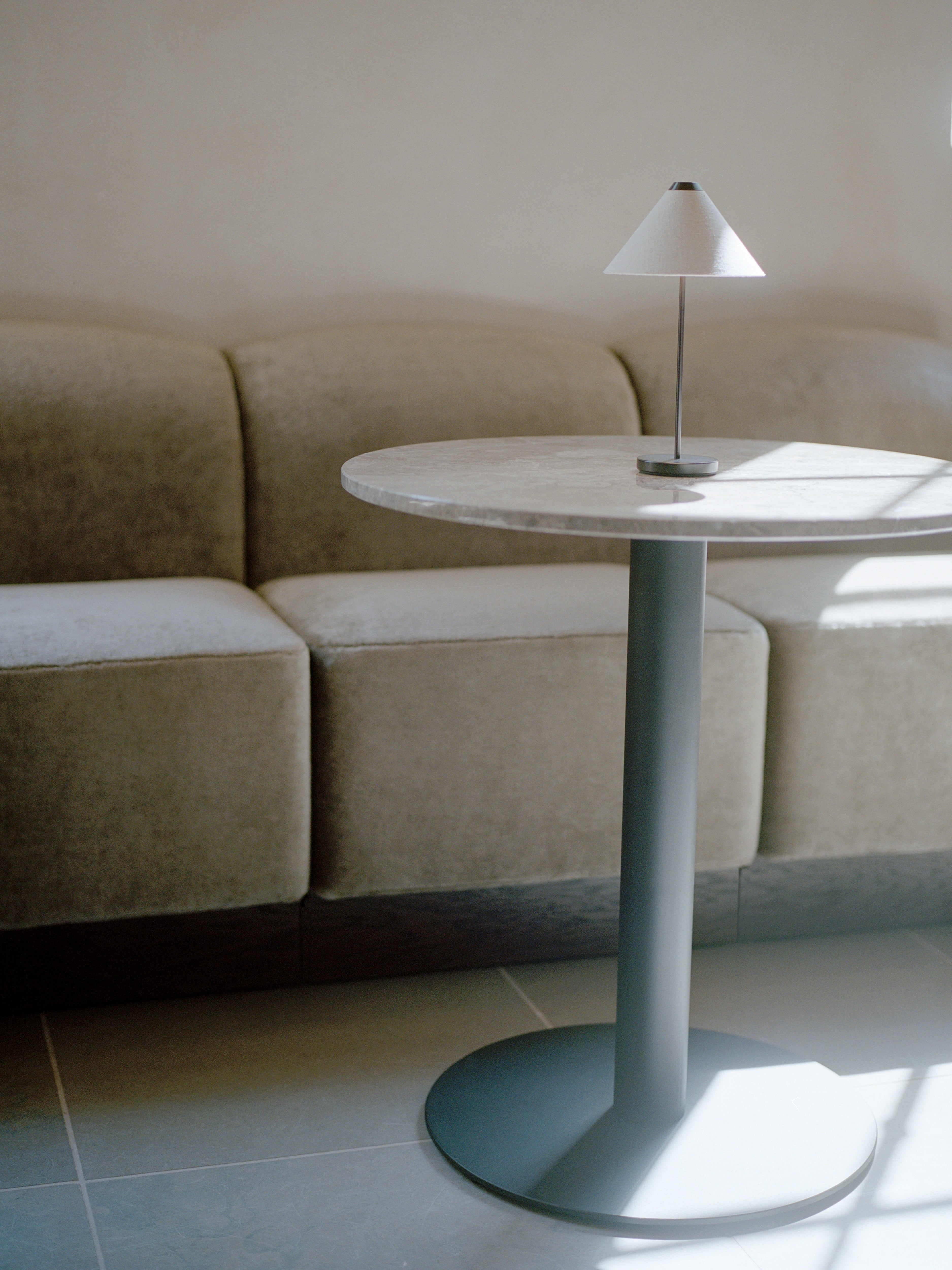 Runder Bartisch FLORENCE aus beigem Marmor mit schwarzem Fuß