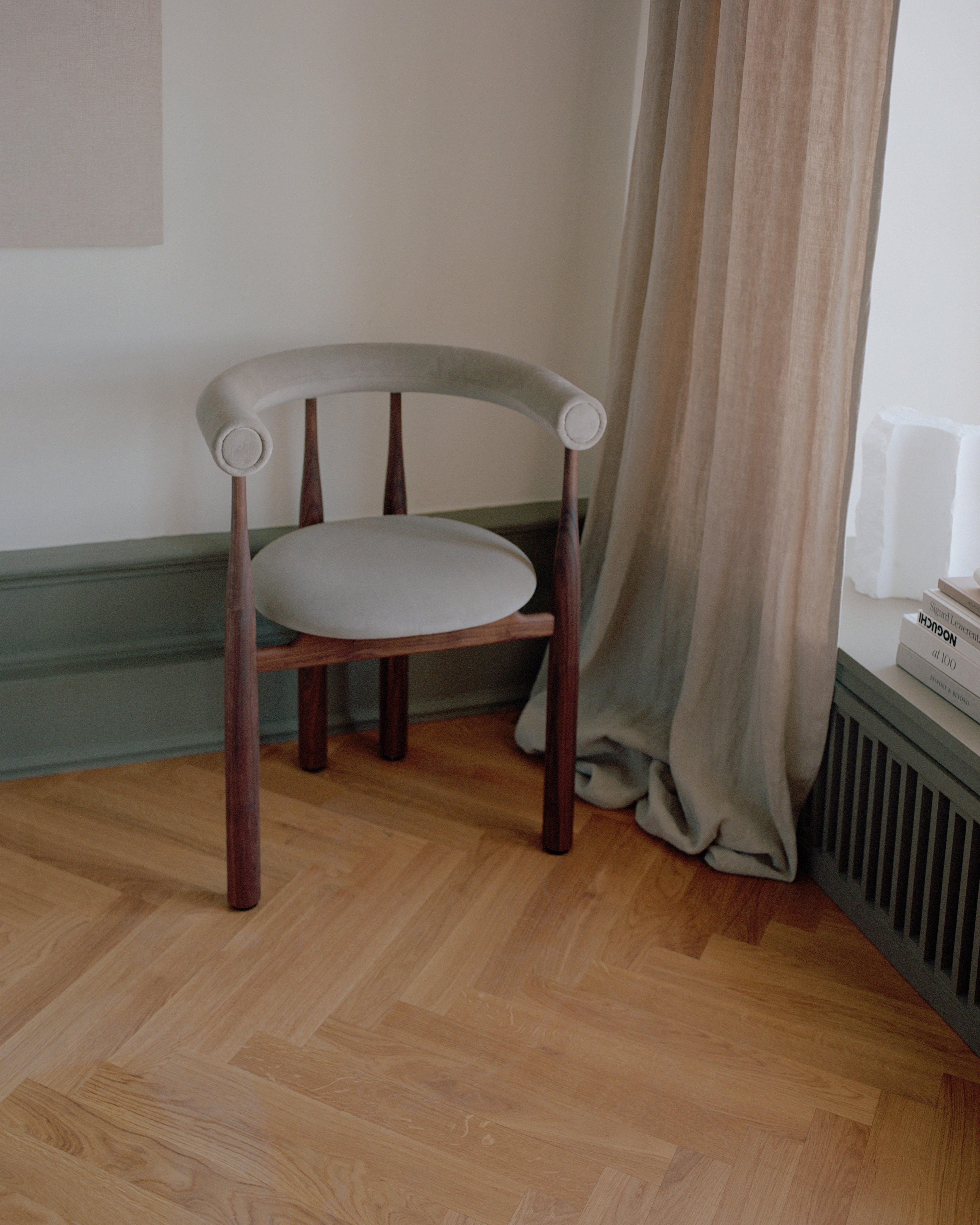 Vollständig gepolsterter BUKOWSKI Stuhl mit Nussbaumfuß