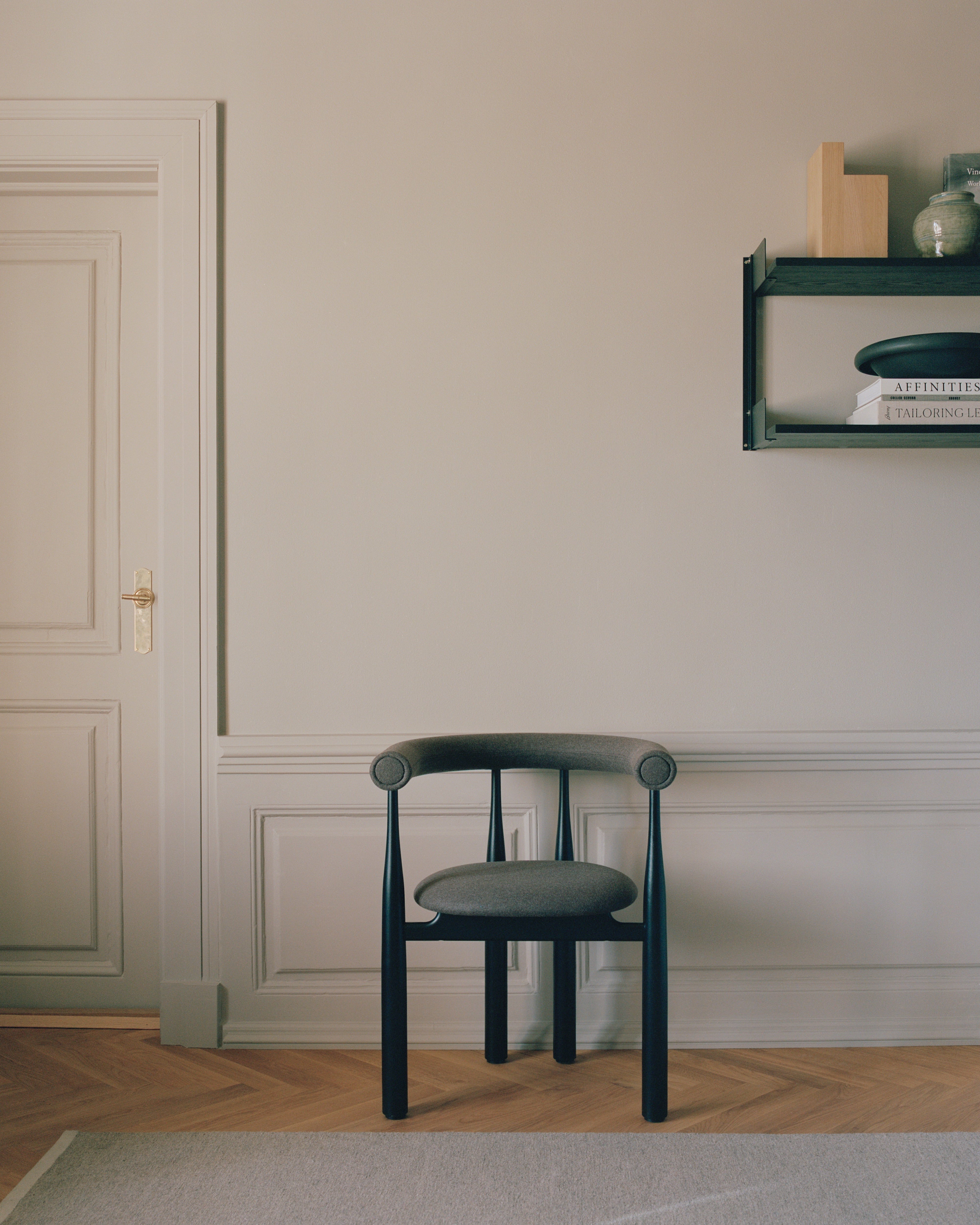 Krzesło BUKOWSKI FULLY tapicerowane z czarną bukową podstawą