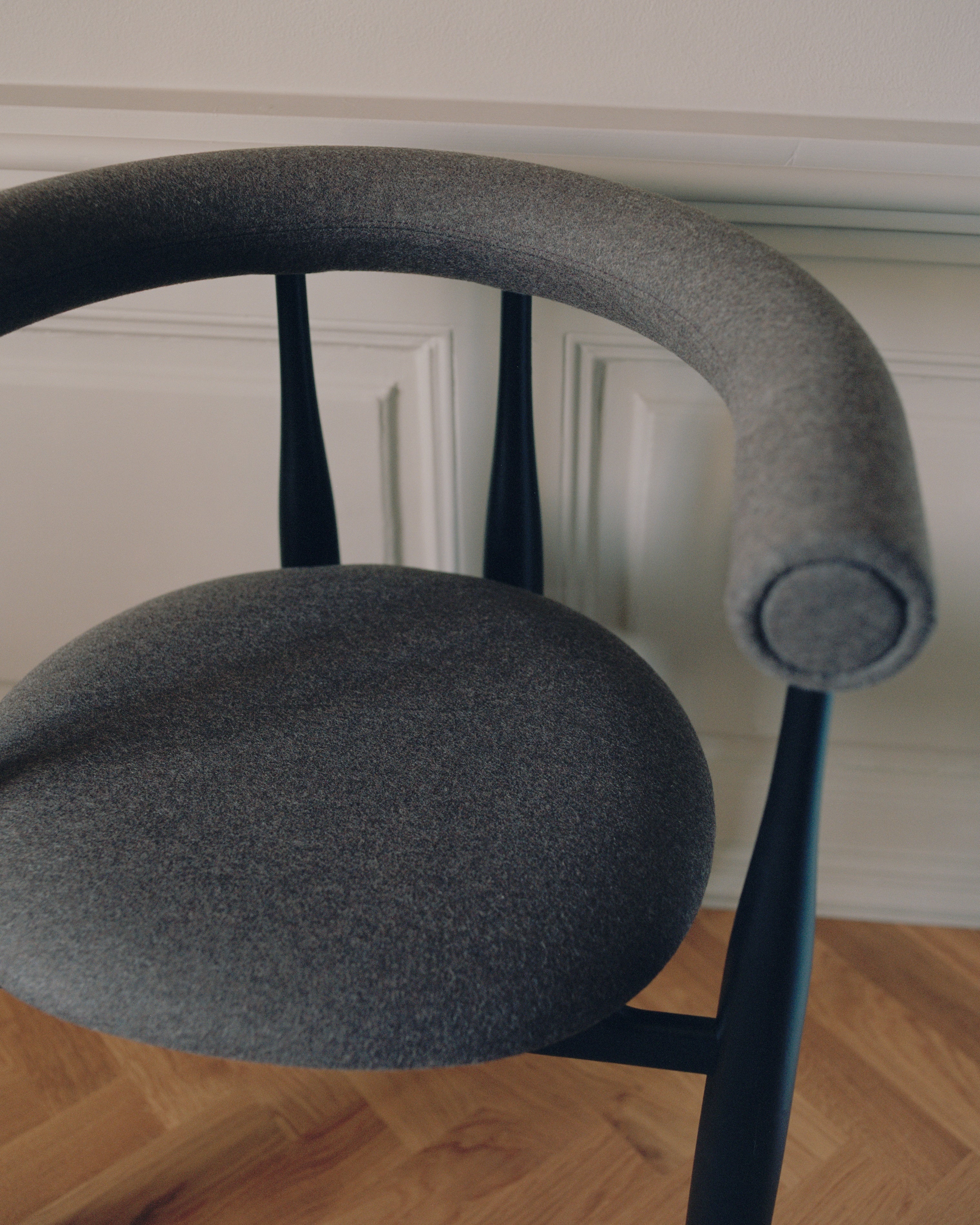 Krzesło BUKOWSKI FULLY tapicerowane z czarną bukową podstawą