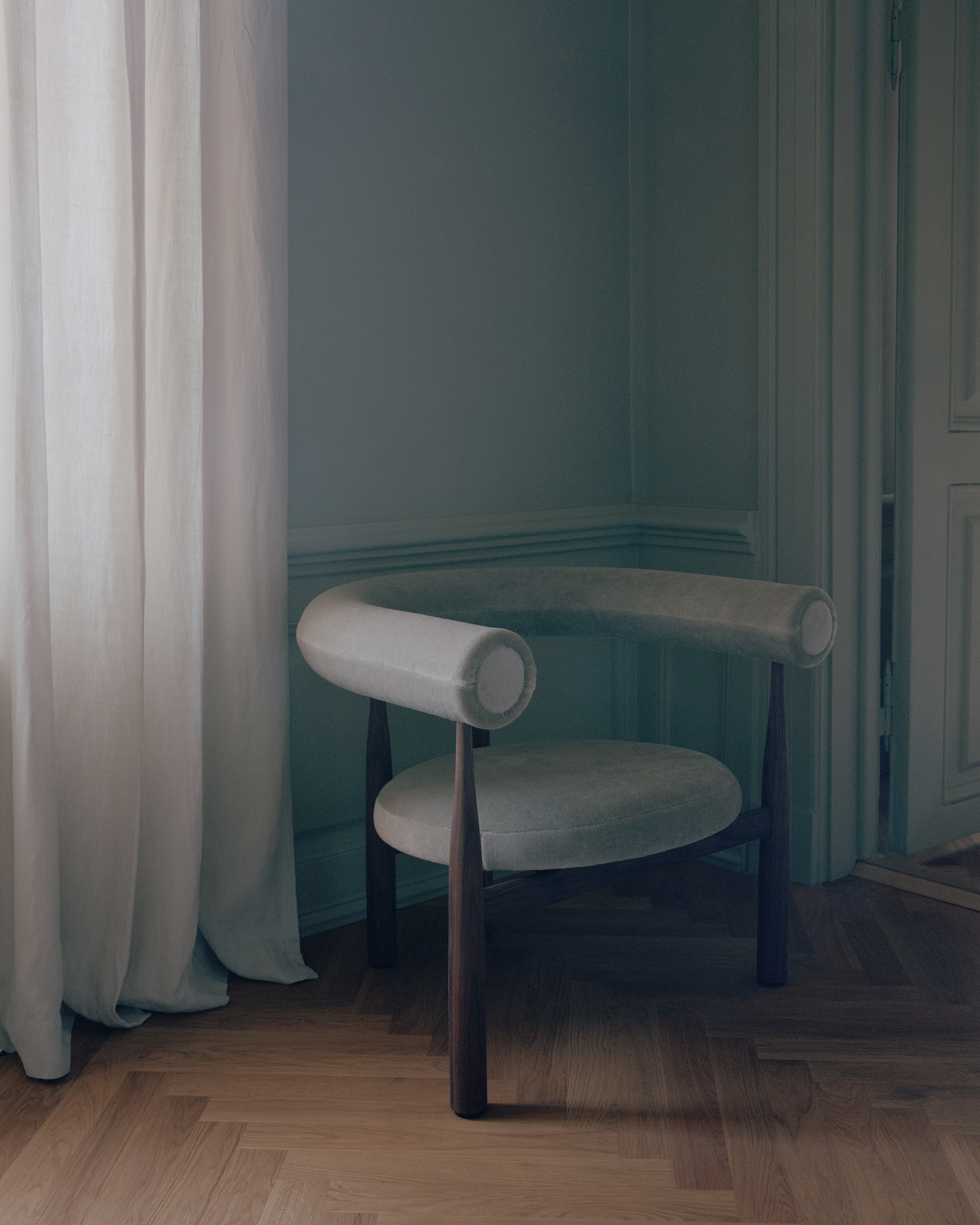 Polsterstuhl BUKOWSKI mit Nussbaumfuß