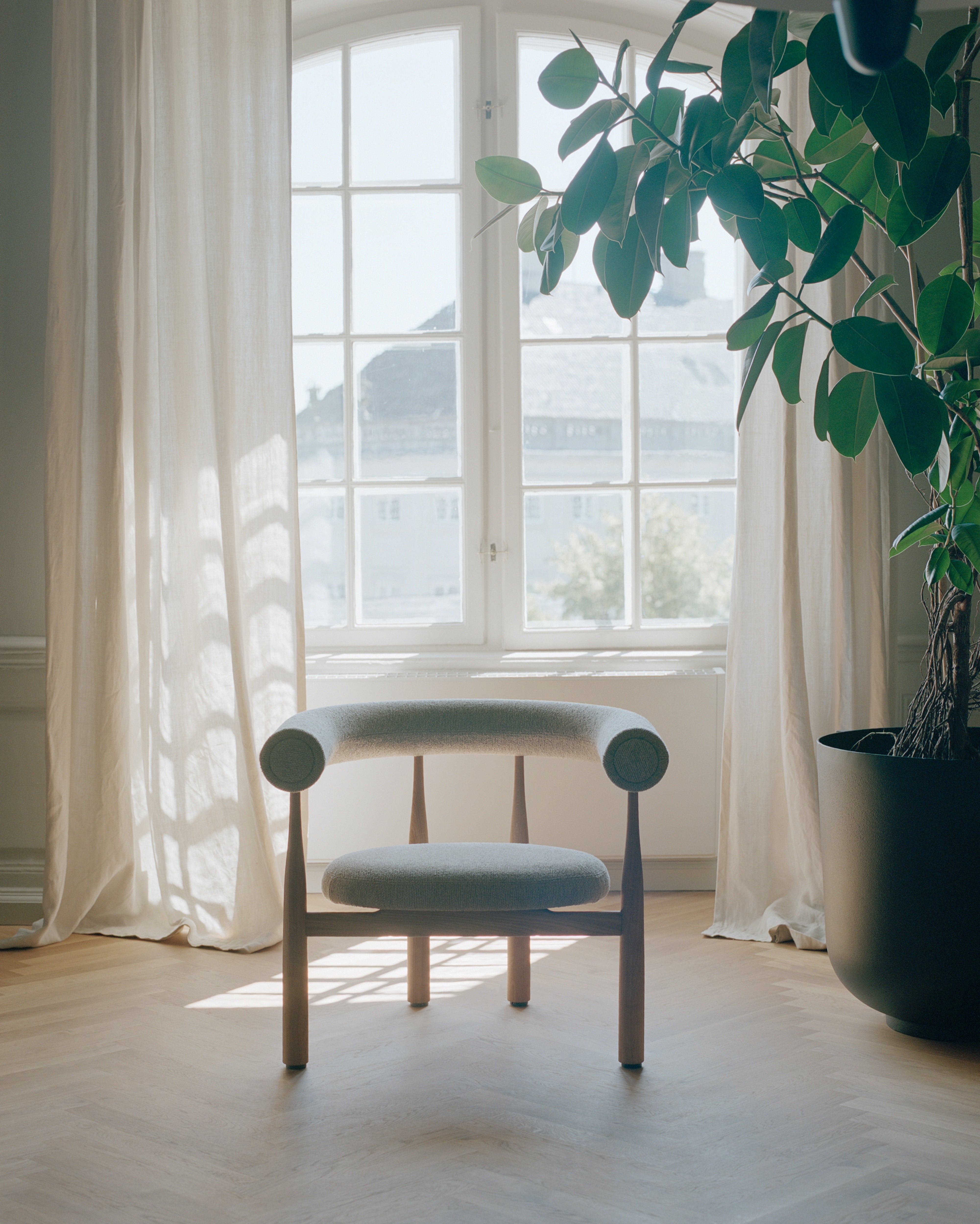 Polsterstuhl BUKOWSKI mit Eichenbasis