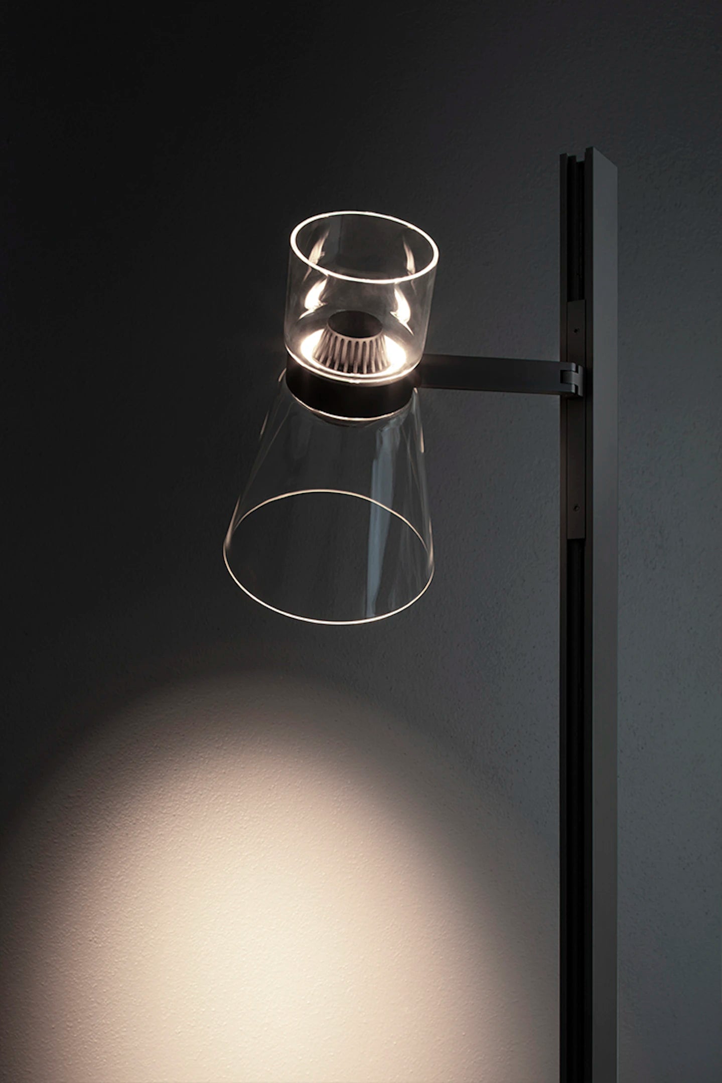 Lampa podłogowa NOCTURNE F1 CONE czarny