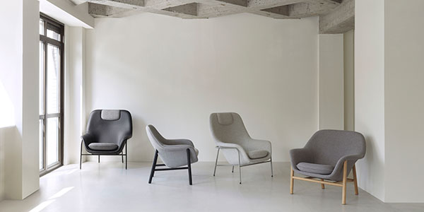 Fotel DRAPE HIGH z dębową podstawą