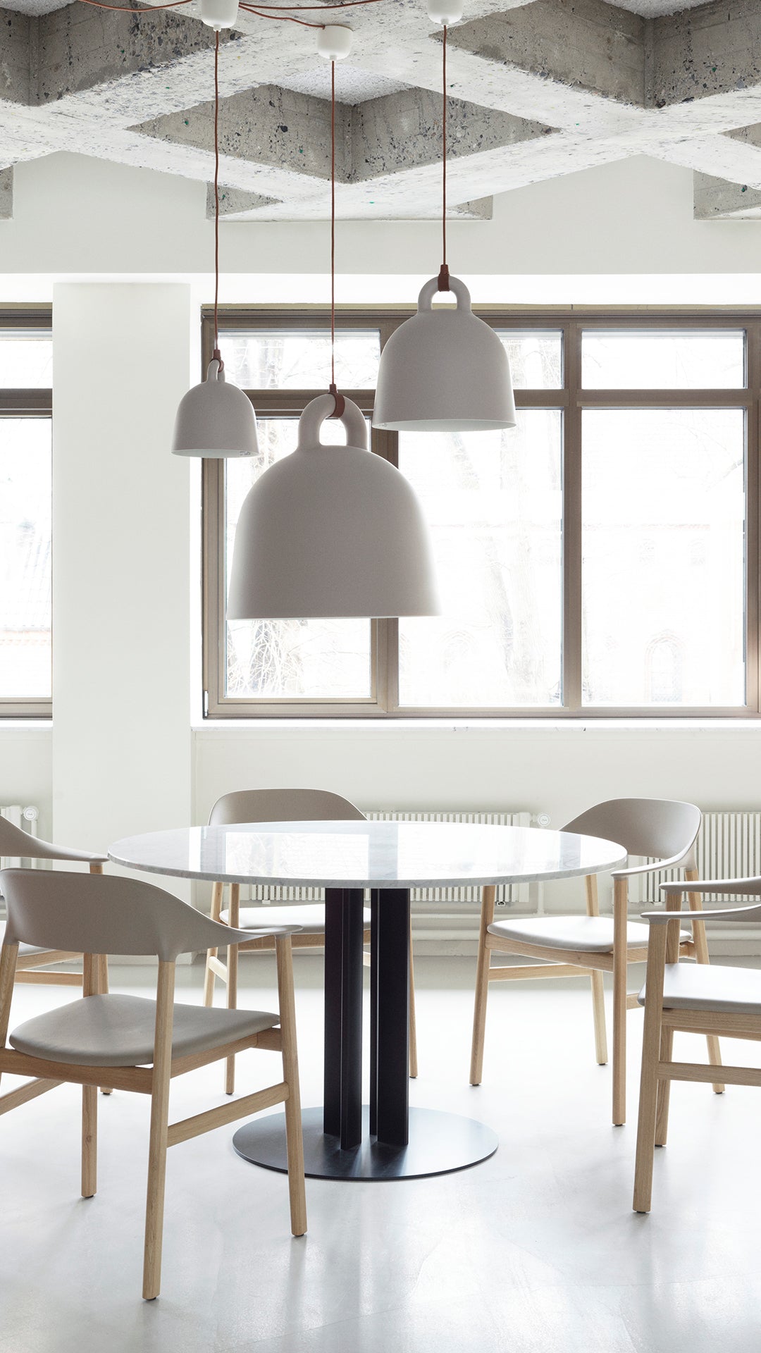 Runde Tisch Scala White Marmor Top mit einer schwarzen Basis