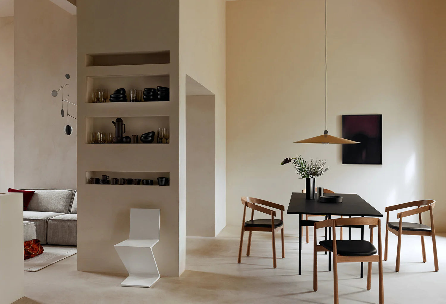 Krzesło HOMERUN czarna ekoskóra z drewnianą podstawą