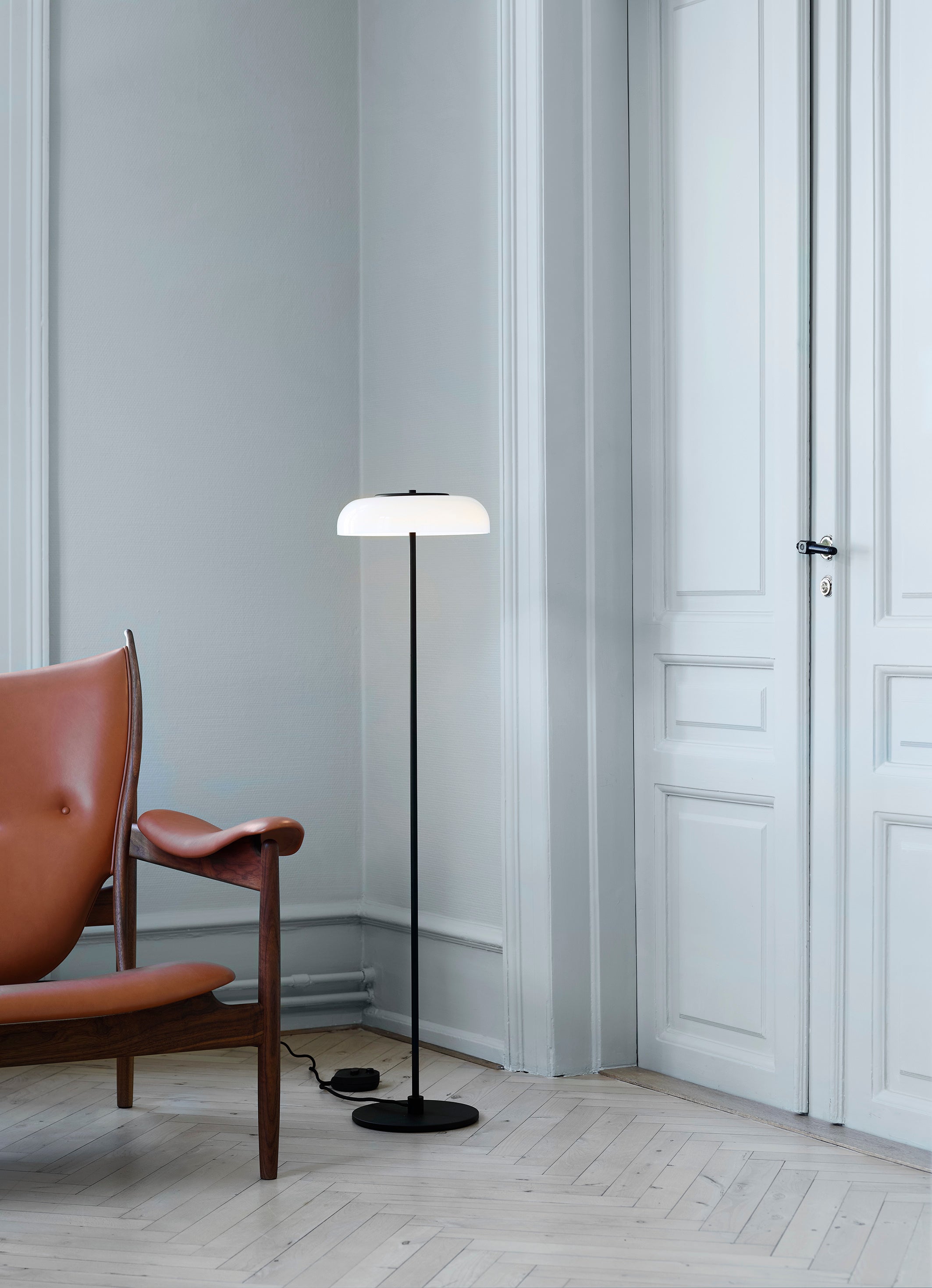 Lampa podłogowa BLOSSI czarny z opalowym szkłem