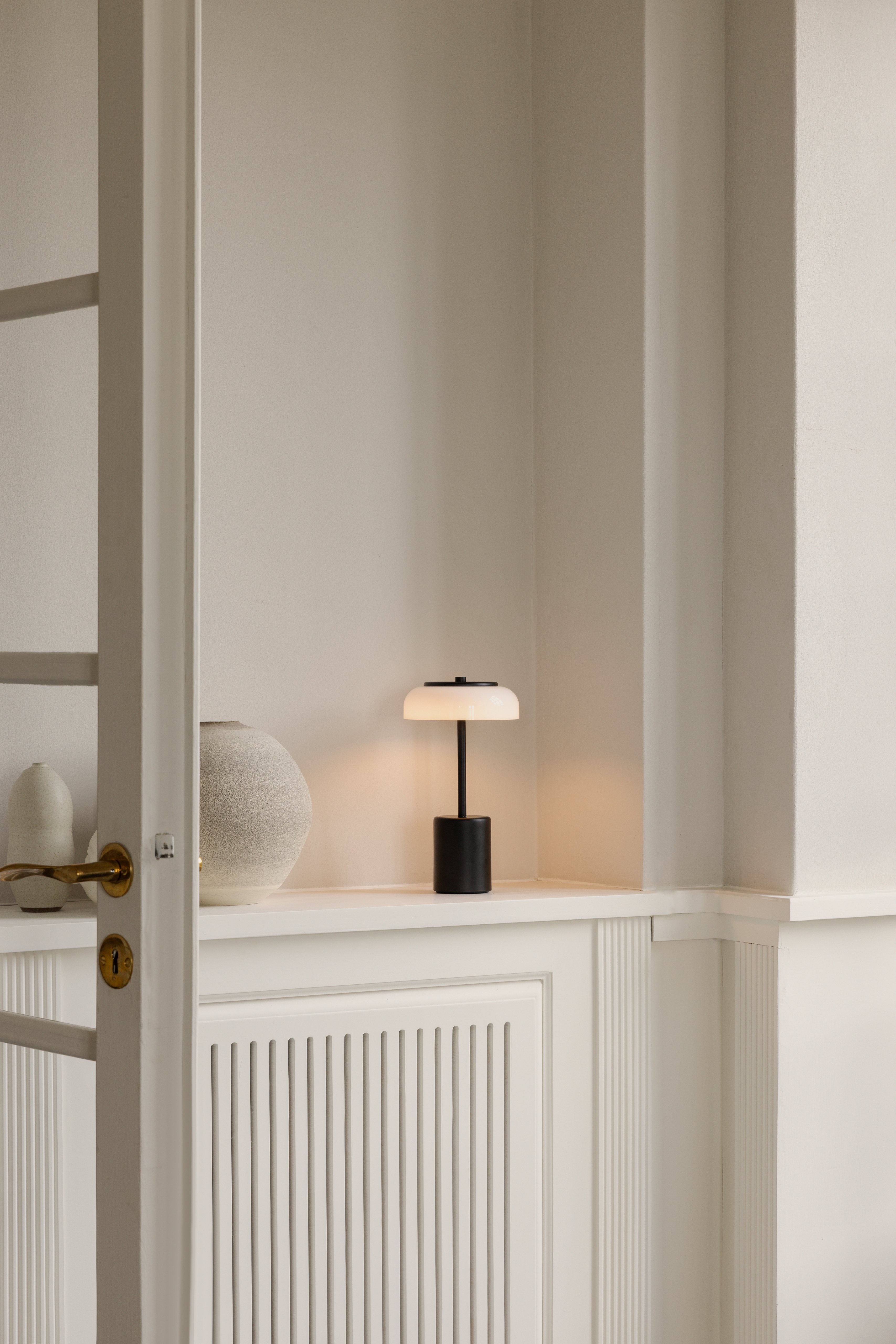 Tragbare Lampe BLOSSI schwarz mit opalem Glas