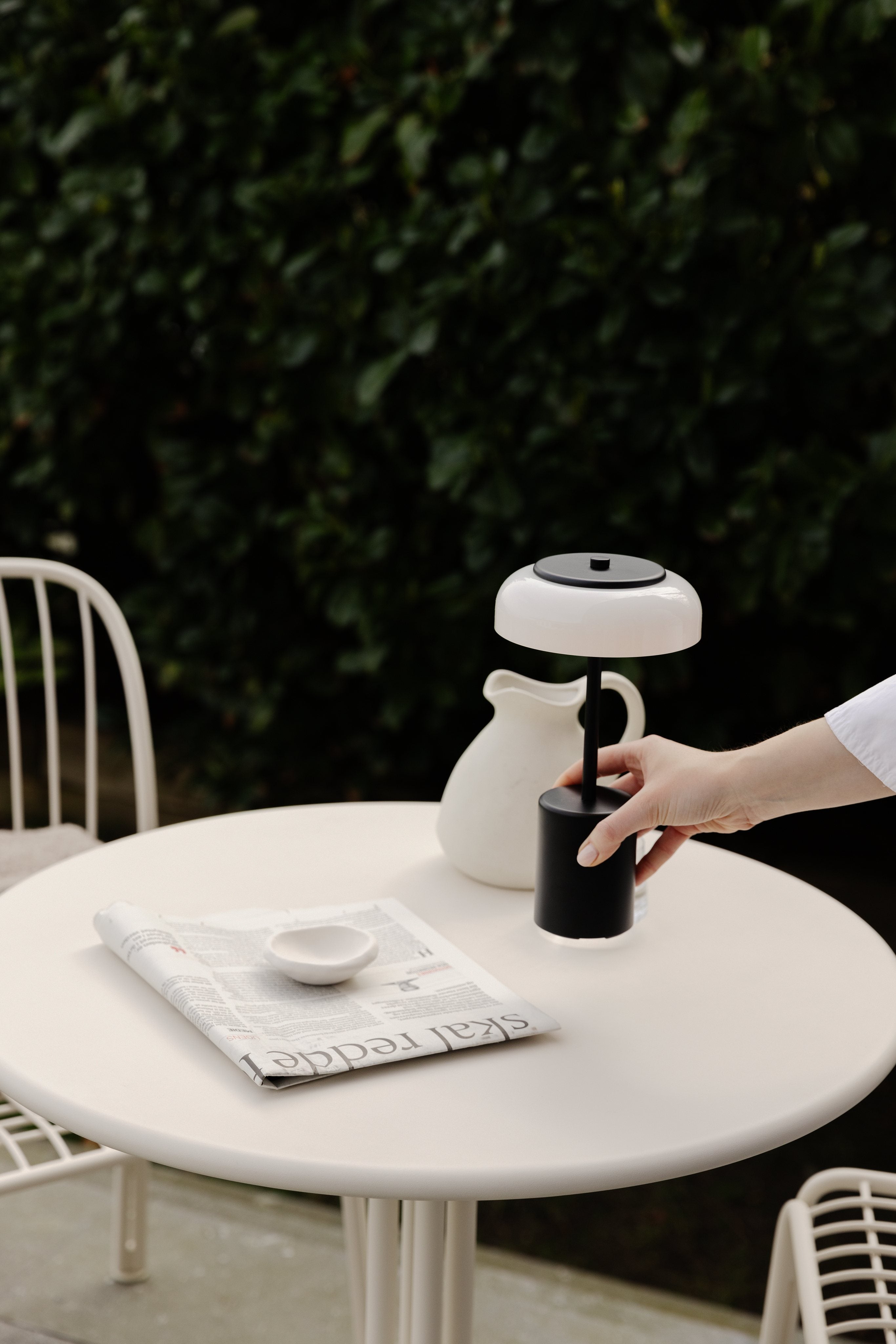 Tragbare Lampe BLOSSI schwarz mit opalem Glas