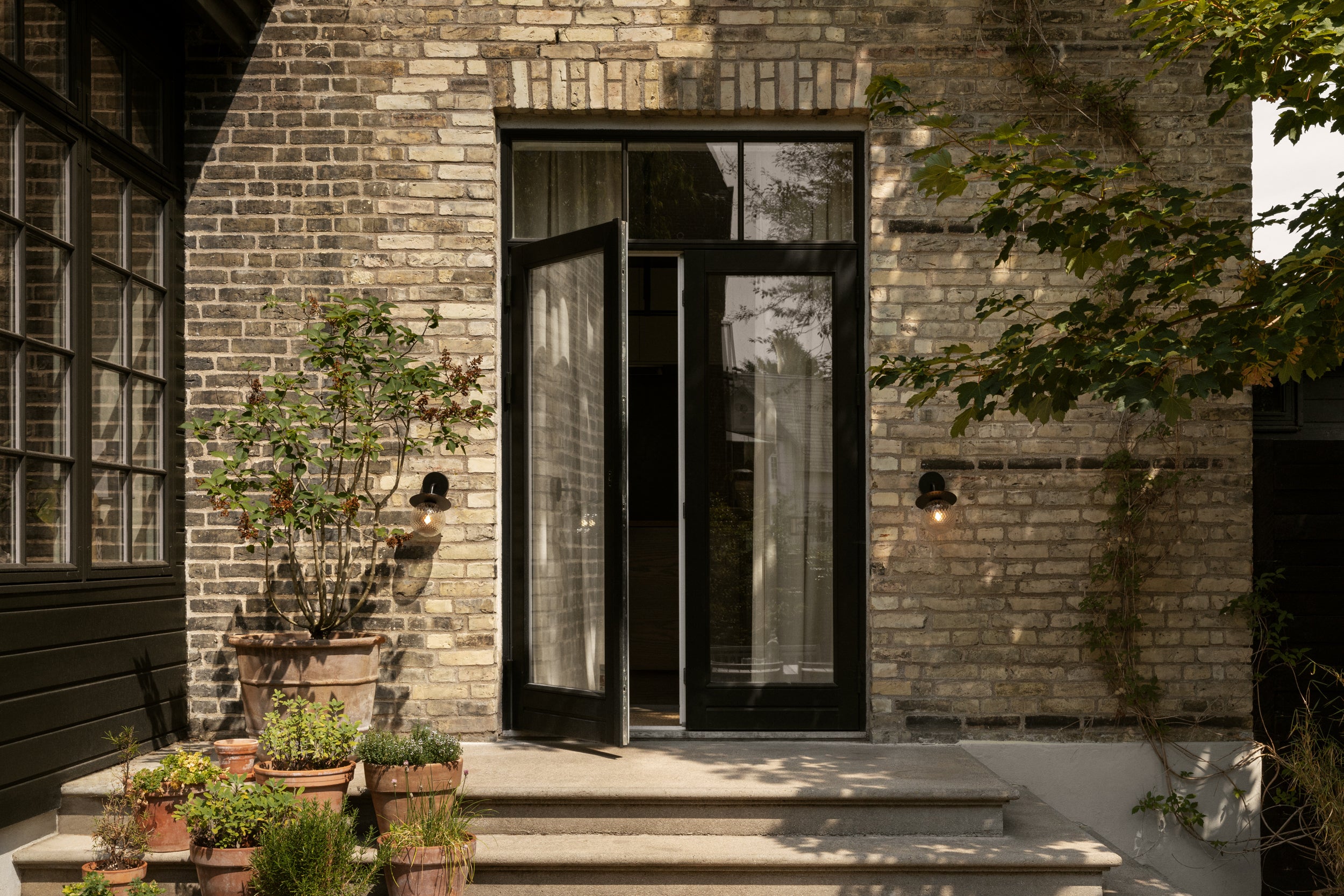 Outdoor wall lamp LIILA black with transparent glass