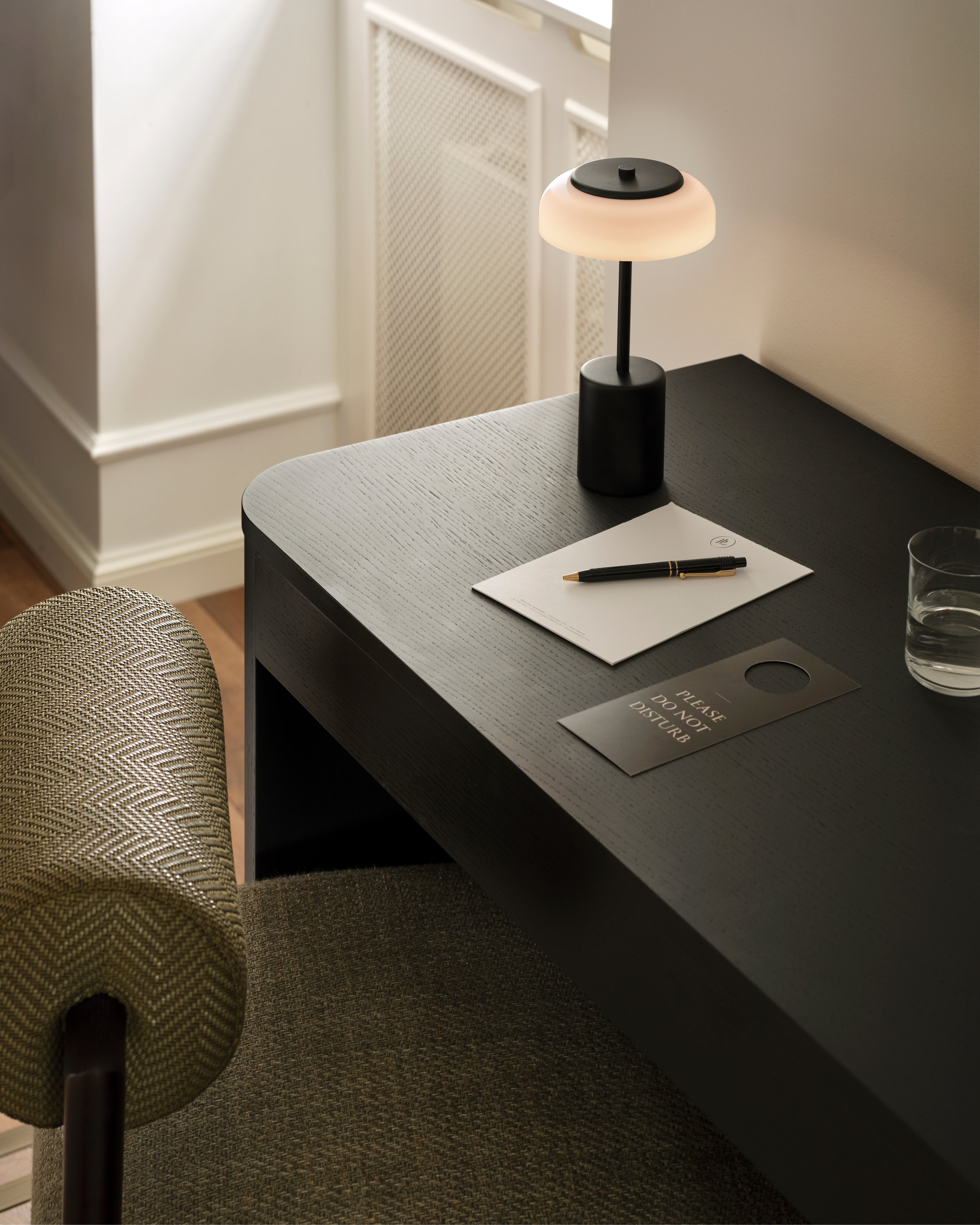 Tragbare Lampe BLOSSI schwarz mit opalem Glas